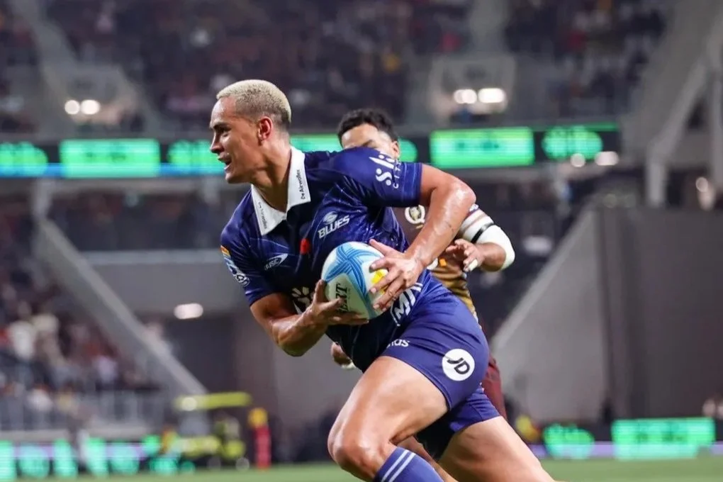 SUPER POINT VICTORY FOR BLUES OVER REDS