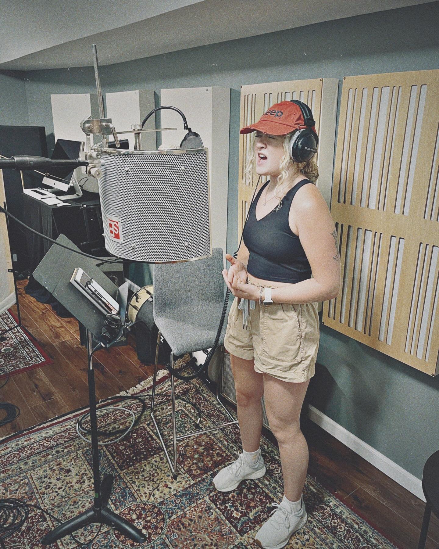 This girl has been working hard on some new songs here the past month. Excited for new music from @chloe.hoecker. Thanks @lautenaudio  for making vocal production sound smooth with the Atlantis.