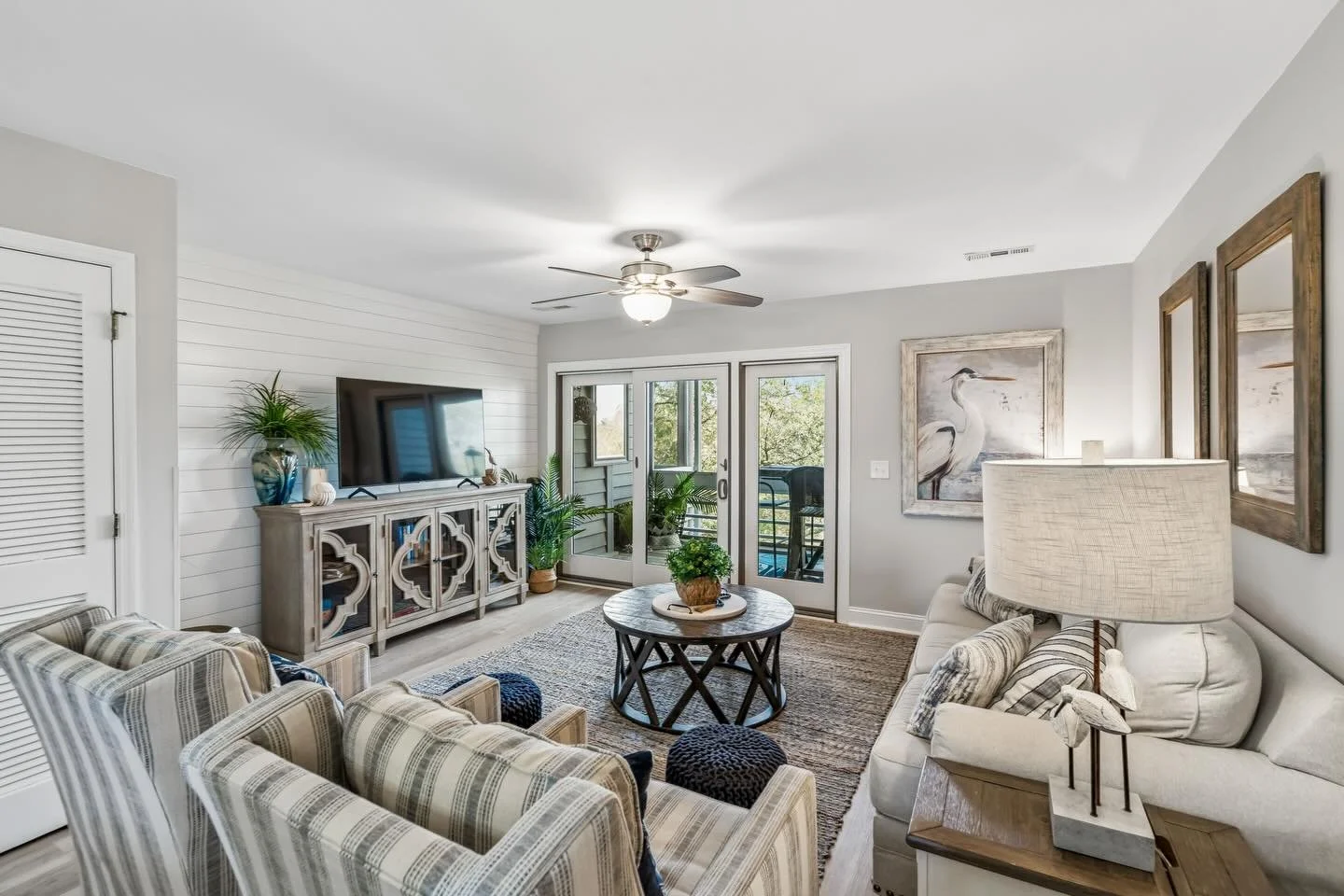 A closer look at 2412 Racquet Club✨

2412 Racquet Club captures that effortless coastal feel. 

With two stories, dual screened porches, and a beautifully updated kitchen, the home flows seamlessly between indoor comfort and outdoor relaxation. 

Off