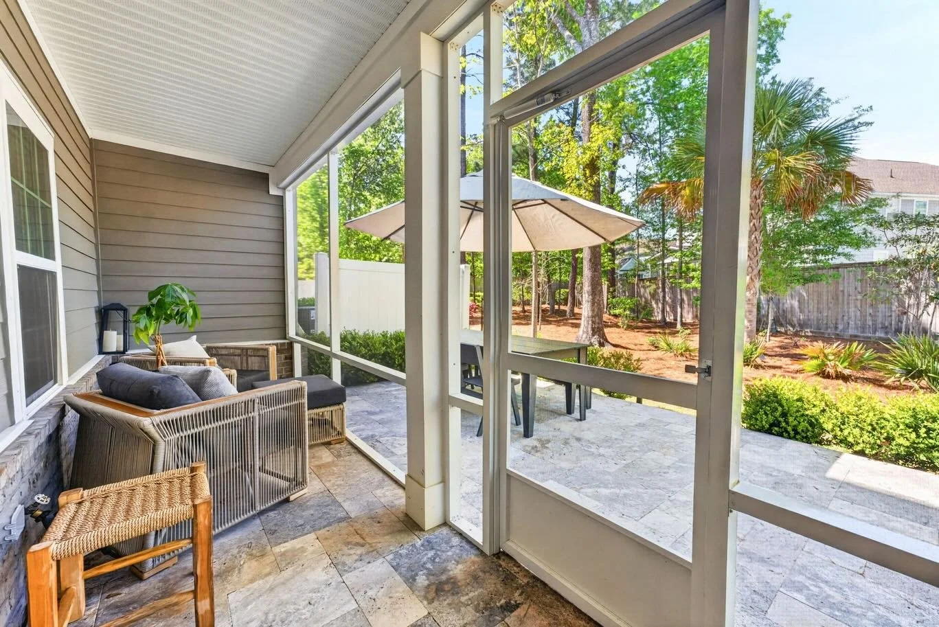 Natural light, easy flow, and all the perks of end-unit living!

1555 Moss Spring Rd. is the perfect blend of comfort and convenience in Park West. ✨🏠🌳