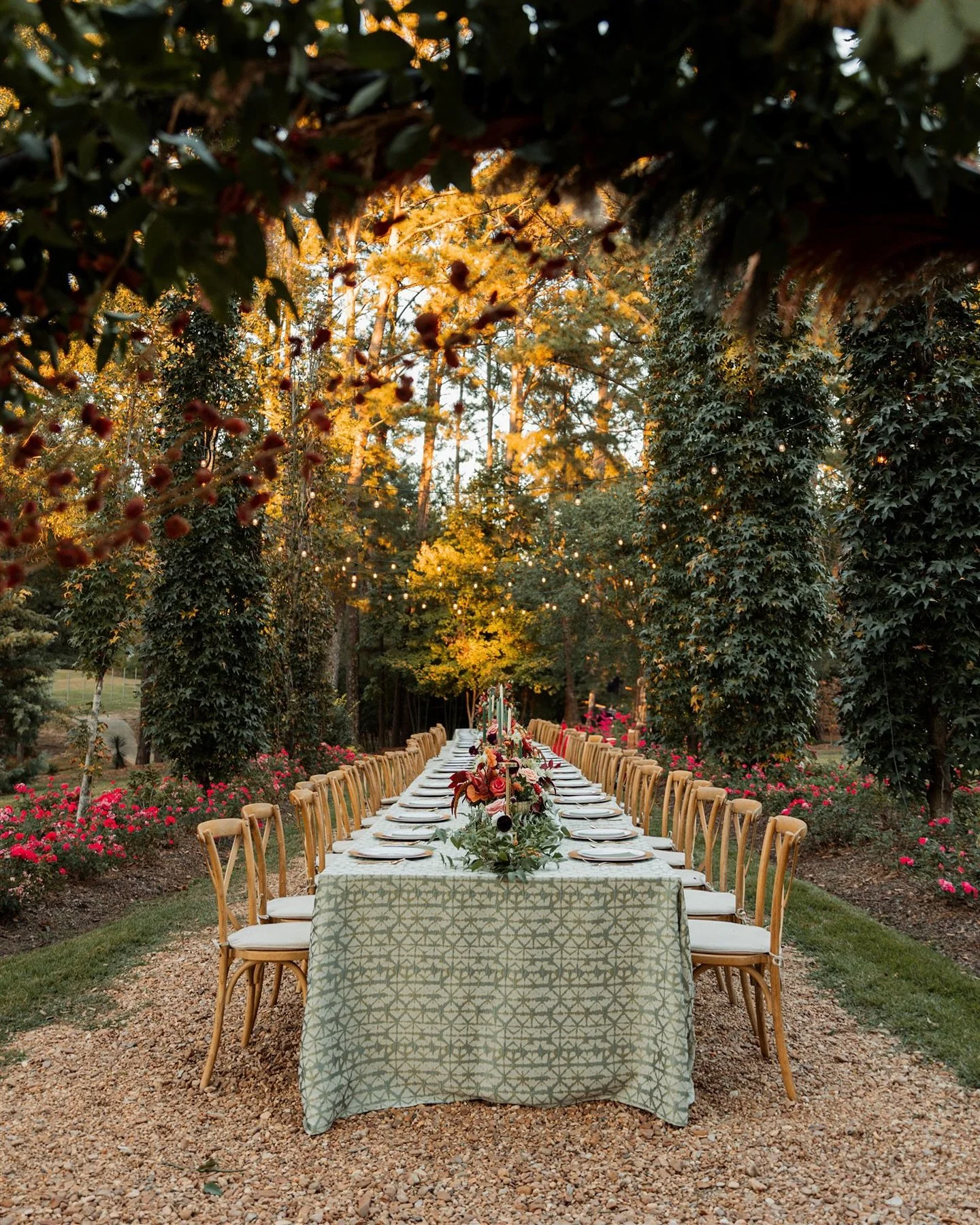 Let&rsquo;s take a moment to soak up all those warm rich fall colors at Madeline &amp; Max&rsquo;s rehearsal dinner 🍂🍁

Planning: @lgmweddingsllc 
Rentals: @galleriesofjxn 
Florals:  @bellini.blooms 
Catering: @poppypiespizza 
Bar: @theironhorsegri