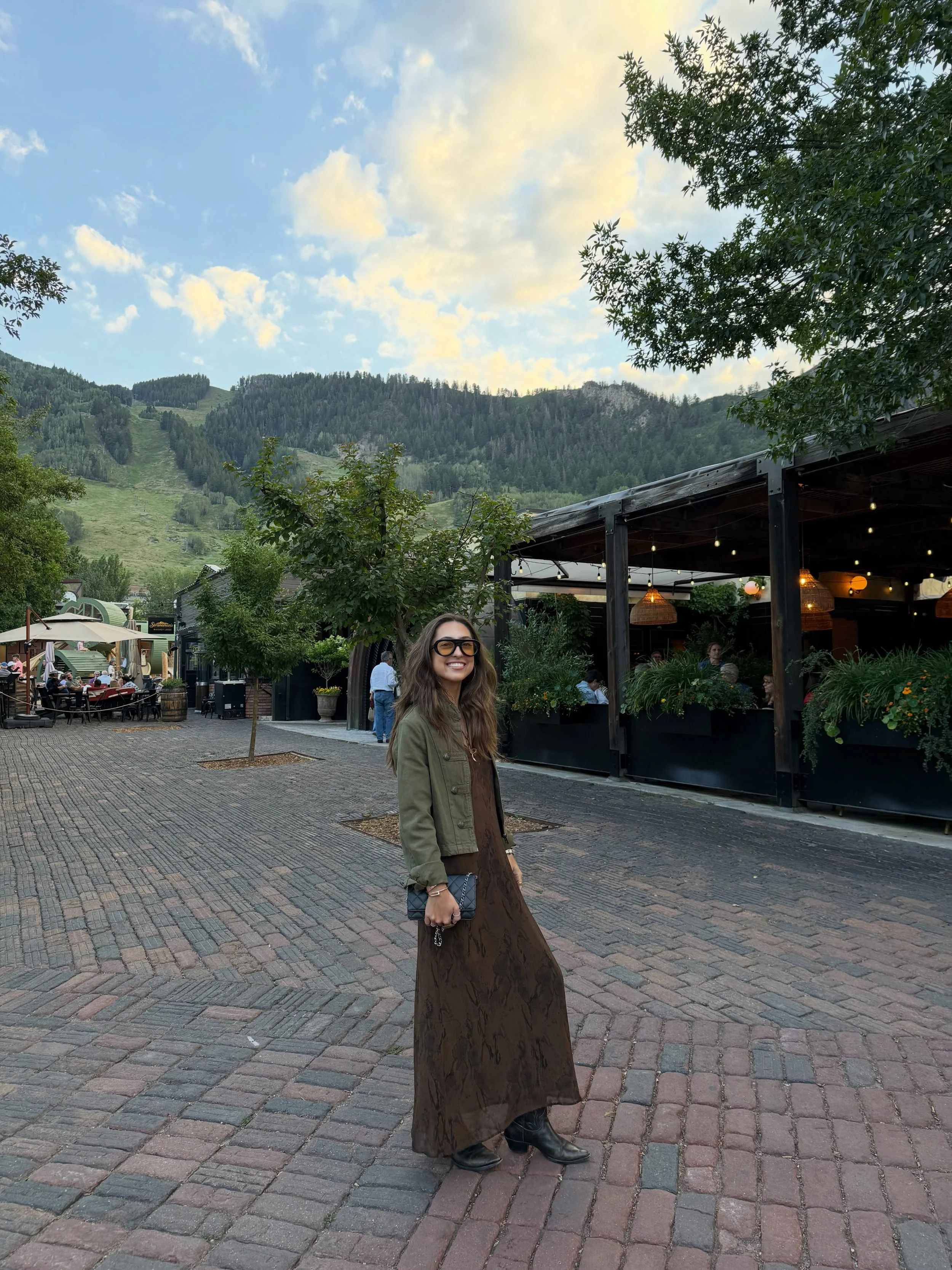 July in Colorado 💚💚💚
&bull;
#instylewithmaria #aspen #mountainlooks #greentheme