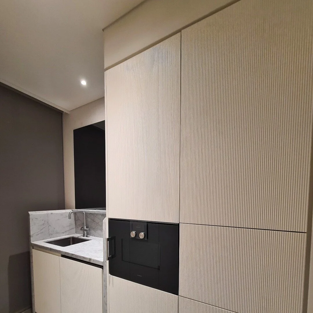 Ribbed door cabinets with an integrated microwave from our mini kitchenette project 

@zipwater_ #sydneybuilders #construction #kitchen #integratedmicrowave