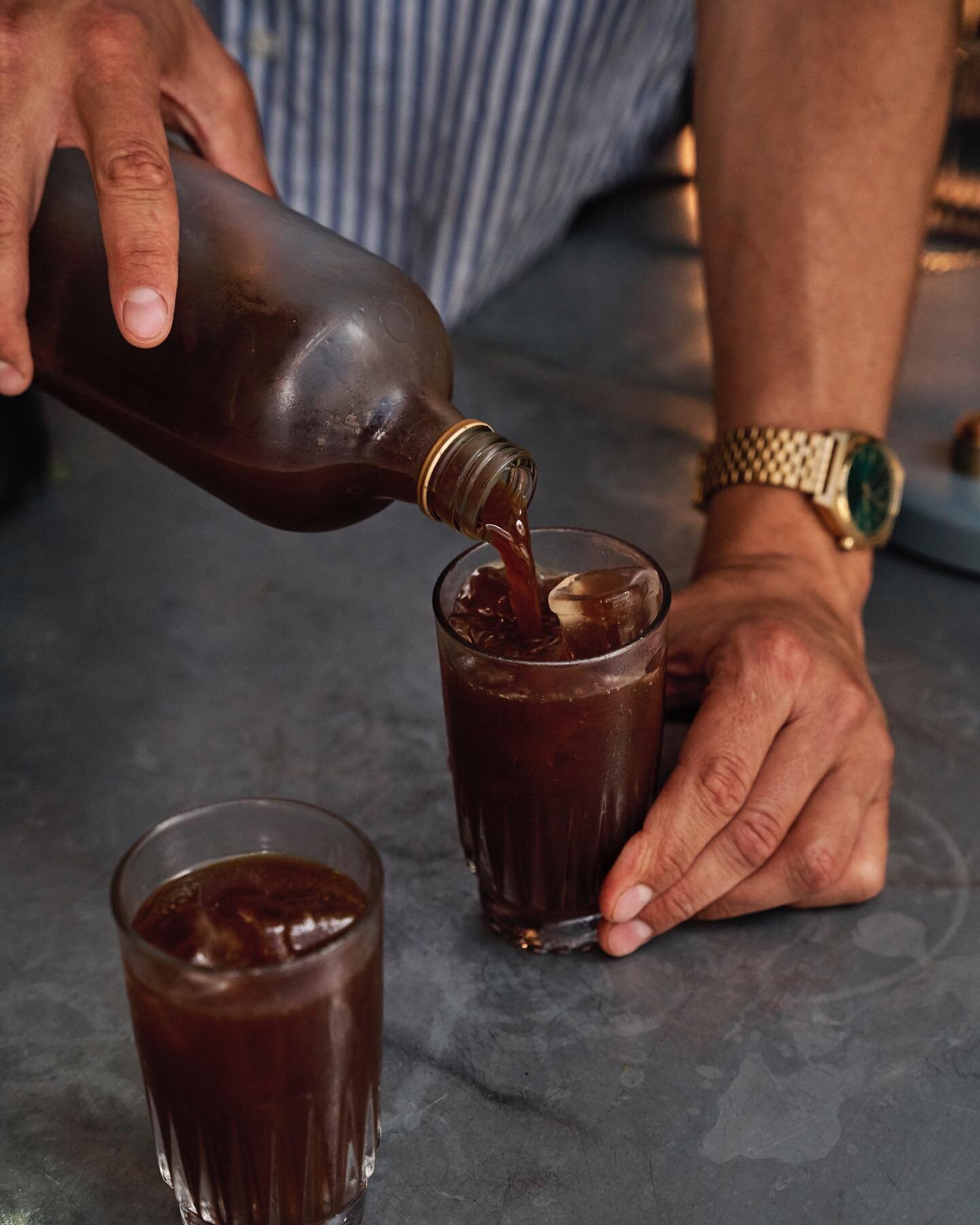 I er mange, der sp&oslash;rger til vores coldbrew-opskrift. S&aring; her kommer den:
70 gram til 1 liter bl&oslash;dt vand. Kv&aelig;rn kaffen groft. Lad det st&aring; natten over p&aring; k&oslash;l. Si det over et kl&aelig;de. Gerne et par isternin