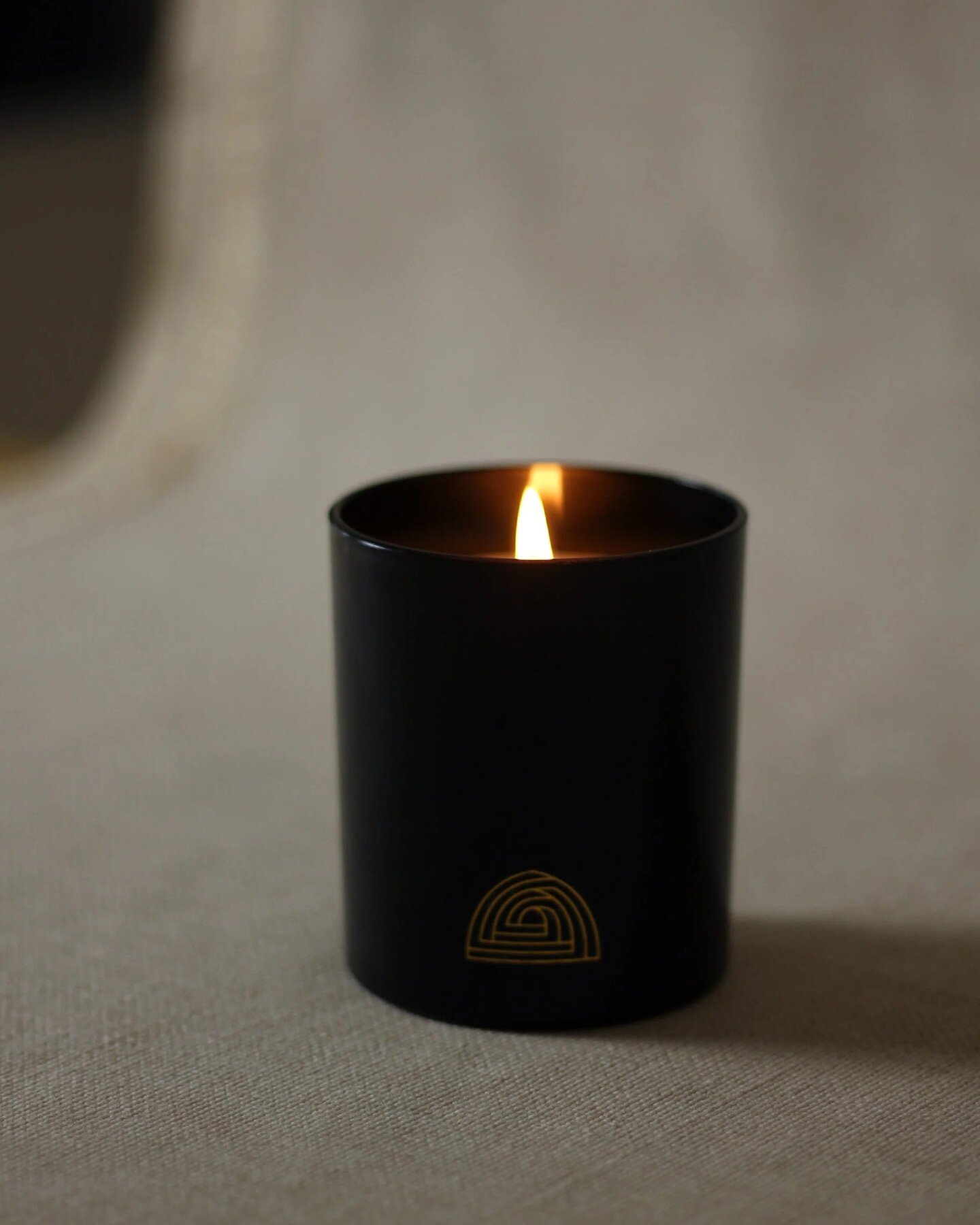 Bzzwax hive icon on The Jar candle.

Bzzwax is a London-based candle maker that prides itself on creating candles with ingredients that come straight from mother nature, using organic beeswax.⁣
⁣
@__bzzwax__