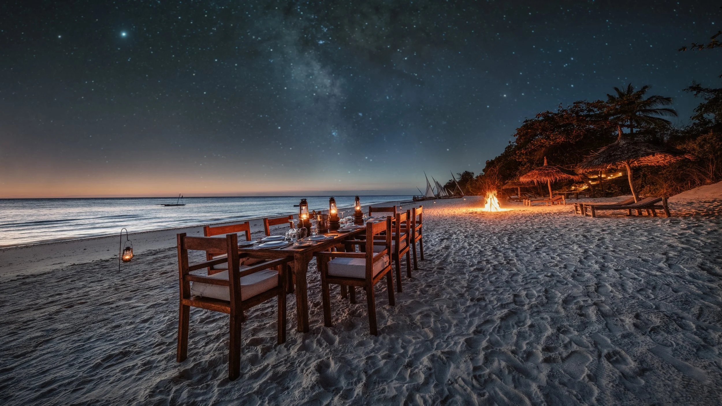 The Manta Resort_BeachDinnerWithOcean_Landscape.jpg