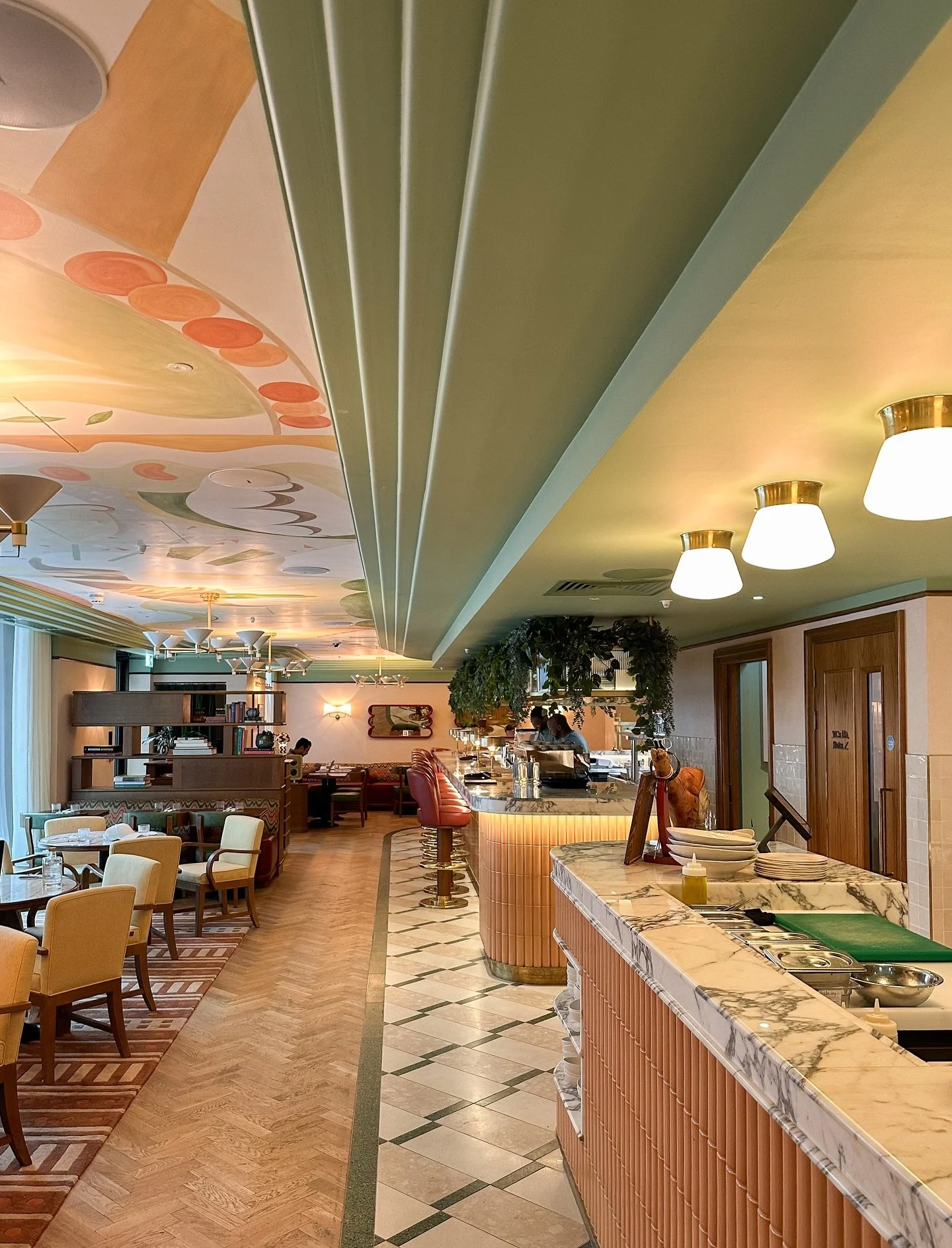 👀 Plenty of insights (and photos) from my latest research trip to London.
🍽️ Hospitality world is truly remarkable and one can never stop learning. Invaluable to experience and see how:

@thejulyhotels first London hotel feels few months in after t
