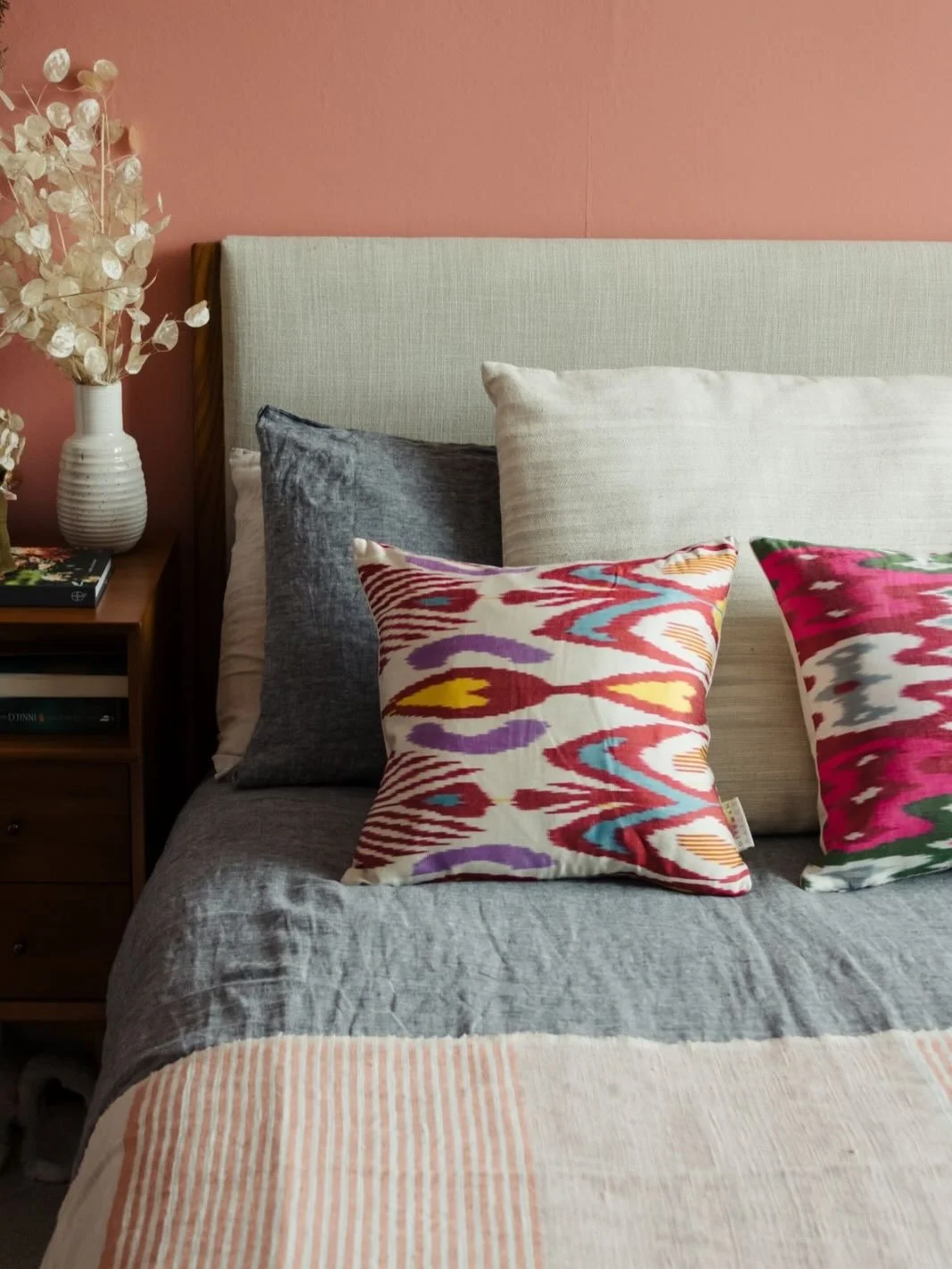 Some Autumn cushion inspiration, helping you to create cosy corners, snug spaces and lots of warmth and texture for toasty living 🍁🤎

Pink suzani cushion 📷 @itssaraaustin 🩷

#cushions #ikat #cosy #cosyinteriors #homestyle #softfurnishings #homede
