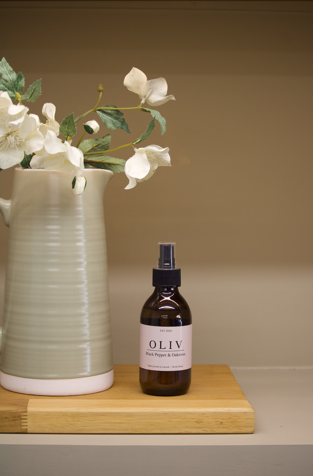 black pepper and oakmoss oliv room spray .png
