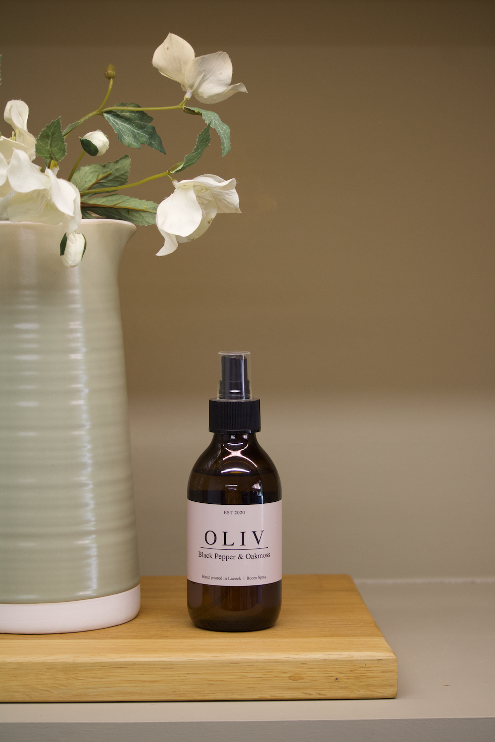 room spray black pepper and oakmoss oliv.png