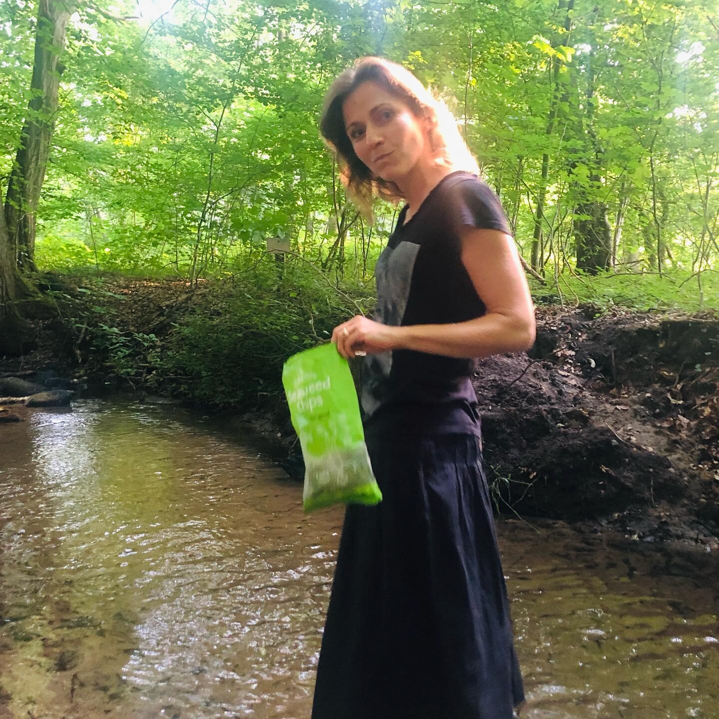 #lastnight we had a wonderful #picknick in the forest, close to a small stream and enjoyed some #iseachips #iseagreen from the Dutch brand @seamorefood 
We just combined it with some warm rice and easy raw food salads. Just swipe to see what we had o