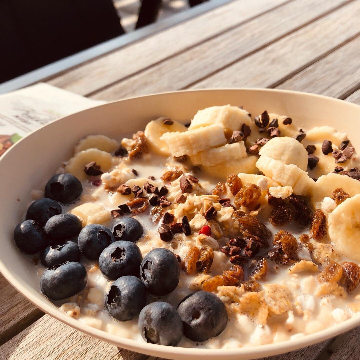 #happysunday and here a #breakfast variation #oatbowl with #kakaonibs. Can you feel the energy?
I have to admit I am usually a breakfast skipper and only have a #greentea or #coffee and sometimes a #greensmoothie in the morning, but Sundays we enjoy 