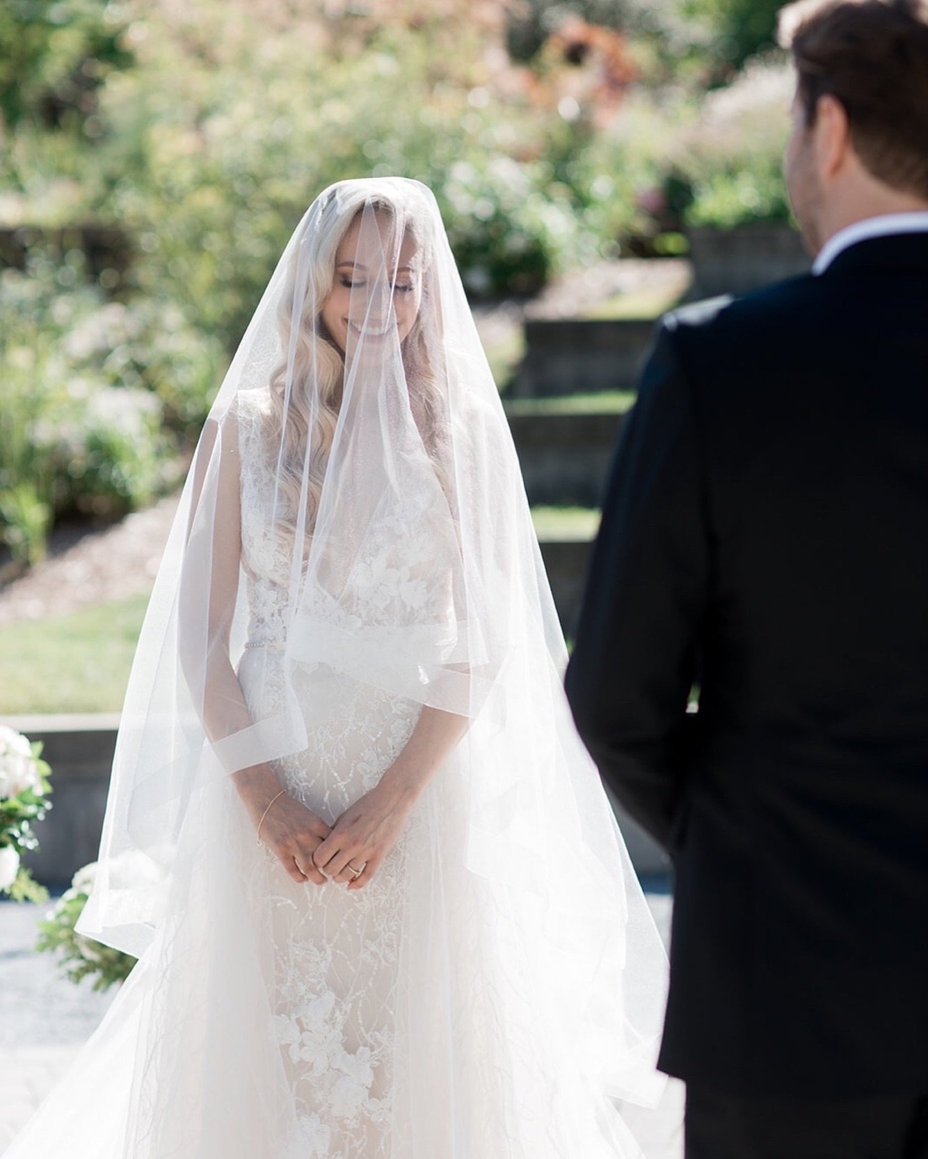 A moment of appreciation for the veil. 👰&zwj;♀️
Ceremony Venue @ubcgarden 
Reception Venue @cecilgreenparkhouse 
Coordinator @thistlebea 
Makeup @alisha_hopps 
Hair @claraleungdesigns 
Florals @bridalbeginnings 
Dress @thebridalgallery 
Suit @indoch