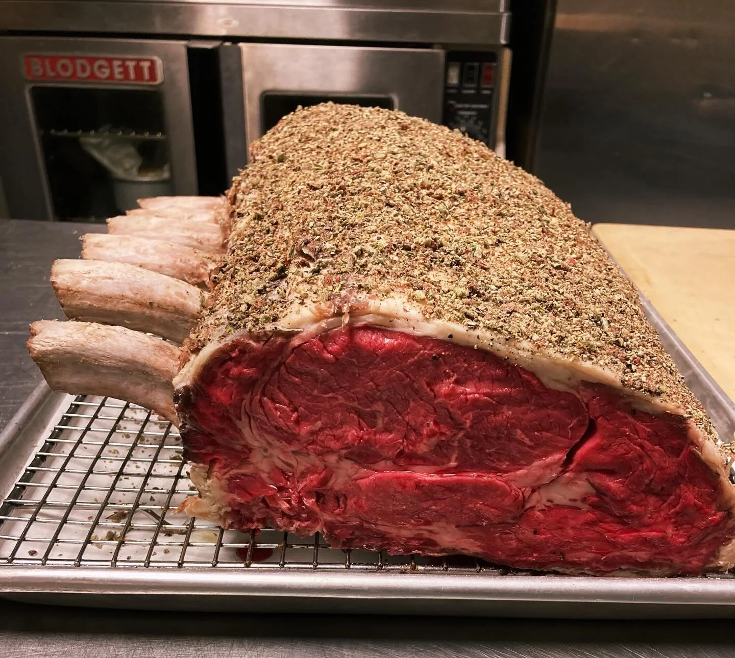 We are bringing back the Prime Rib Dinner for New Year&rsquo;s Eve 🥩🍸!

$115 menu featuring steakhouse staples - chilled seafood, crunchy wedge salad, prime rib, lots of fancy add ons, classic steakhouse sides + cheesecake.

Festive wine BTG featur