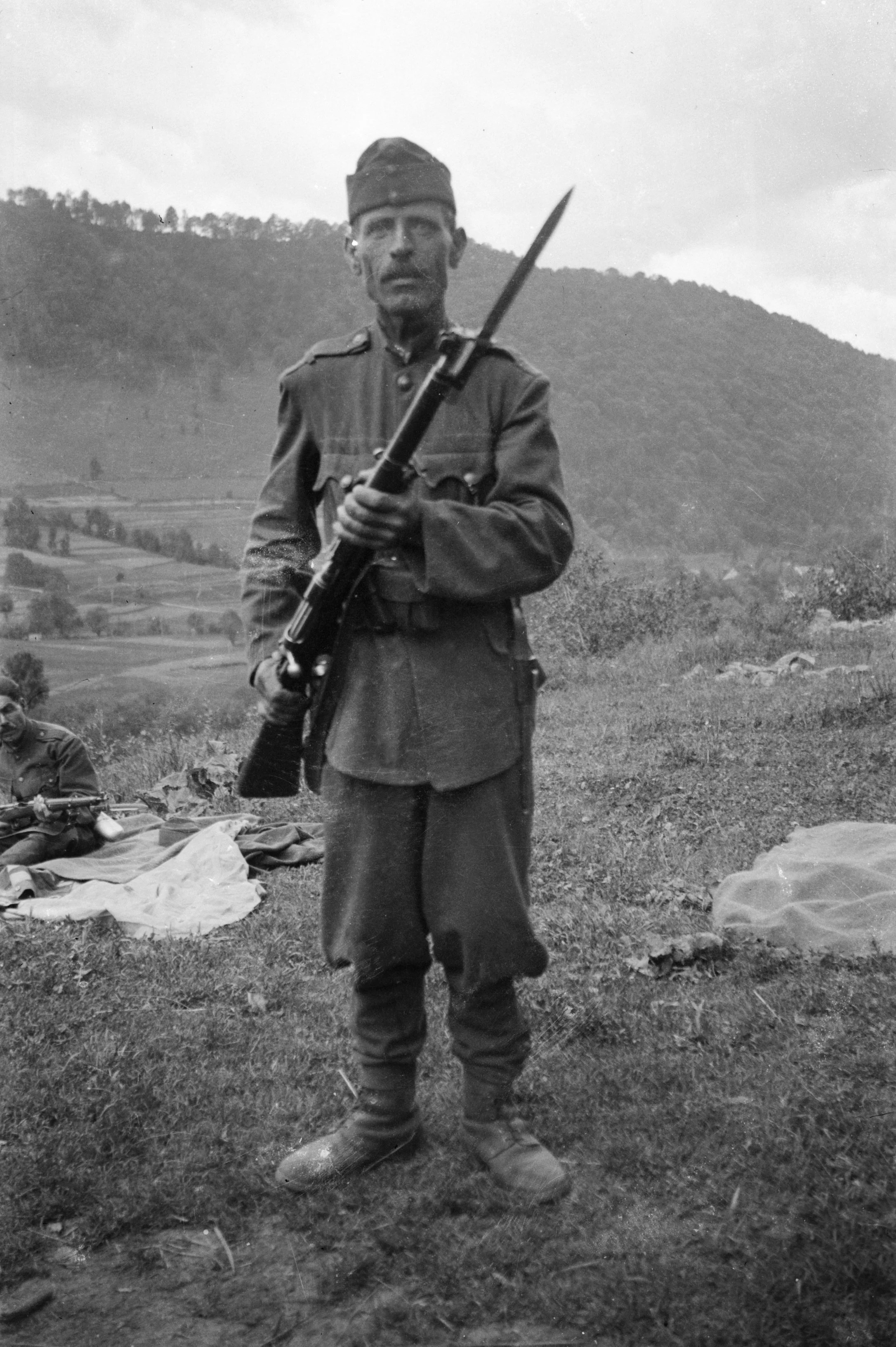 Hungarian_soldier_with_Mannlicher_M1895_rifle,_1940.jpg