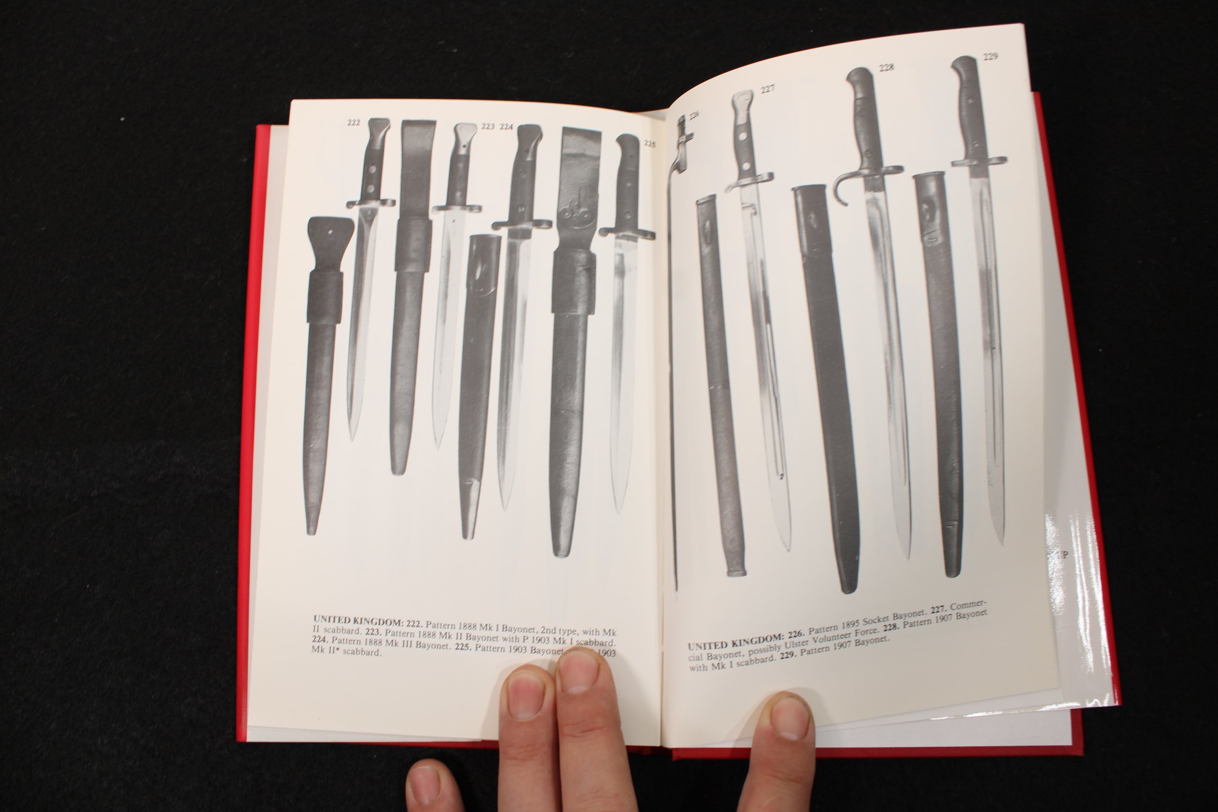 World Bayonets 1800 to the Present: An Illustrated Reference Guide for Collectors