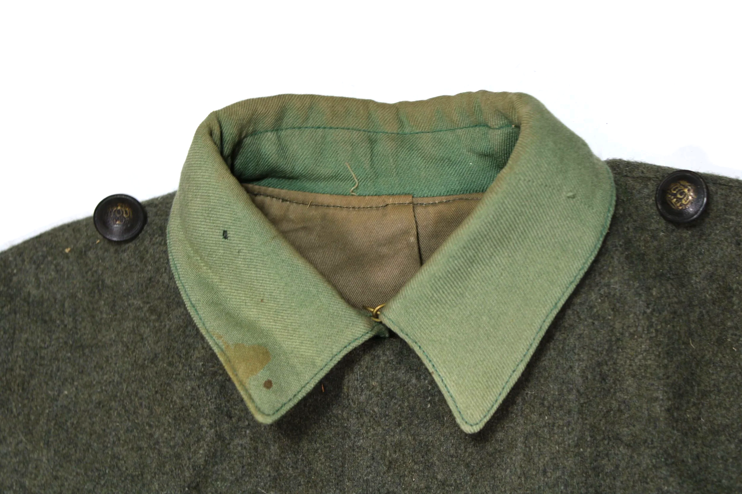Bottle green collar