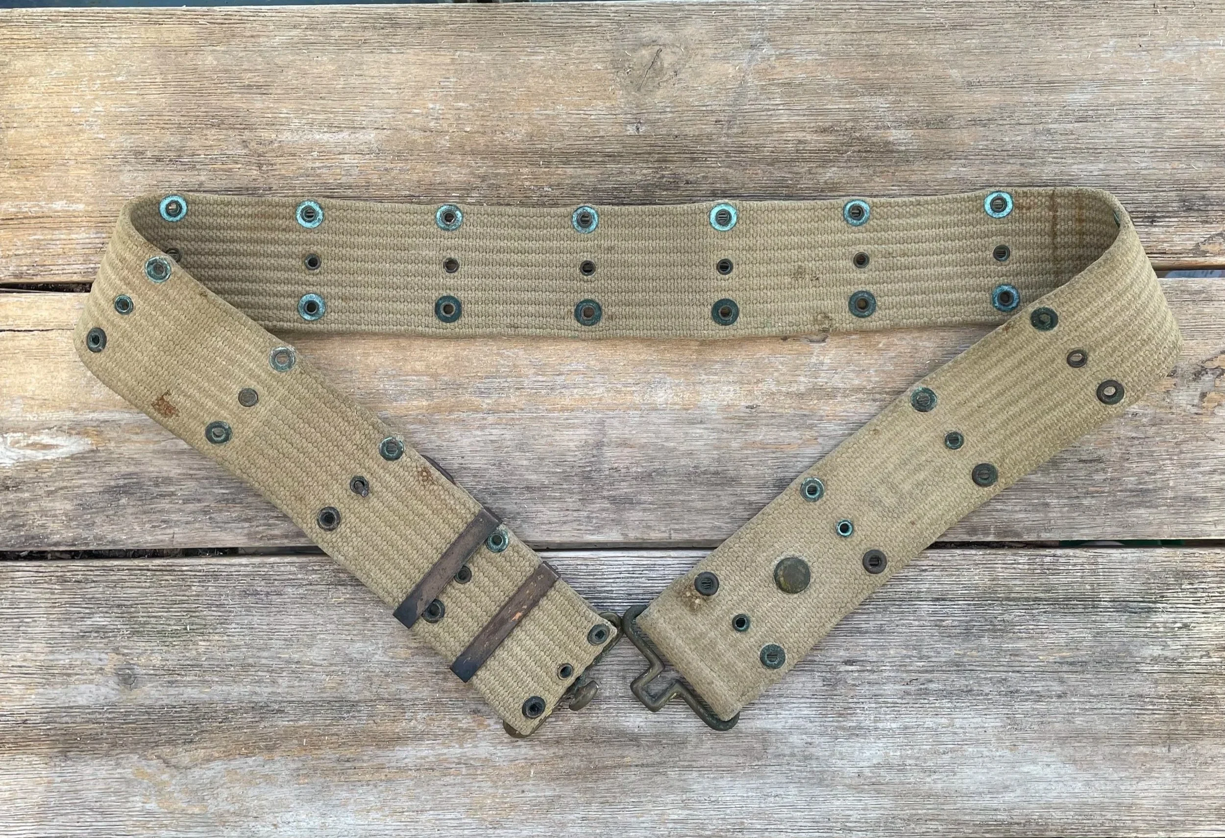 ORIGINAL US WWII Khaki Pistol Equipment Web Belt R.M. Co 1942