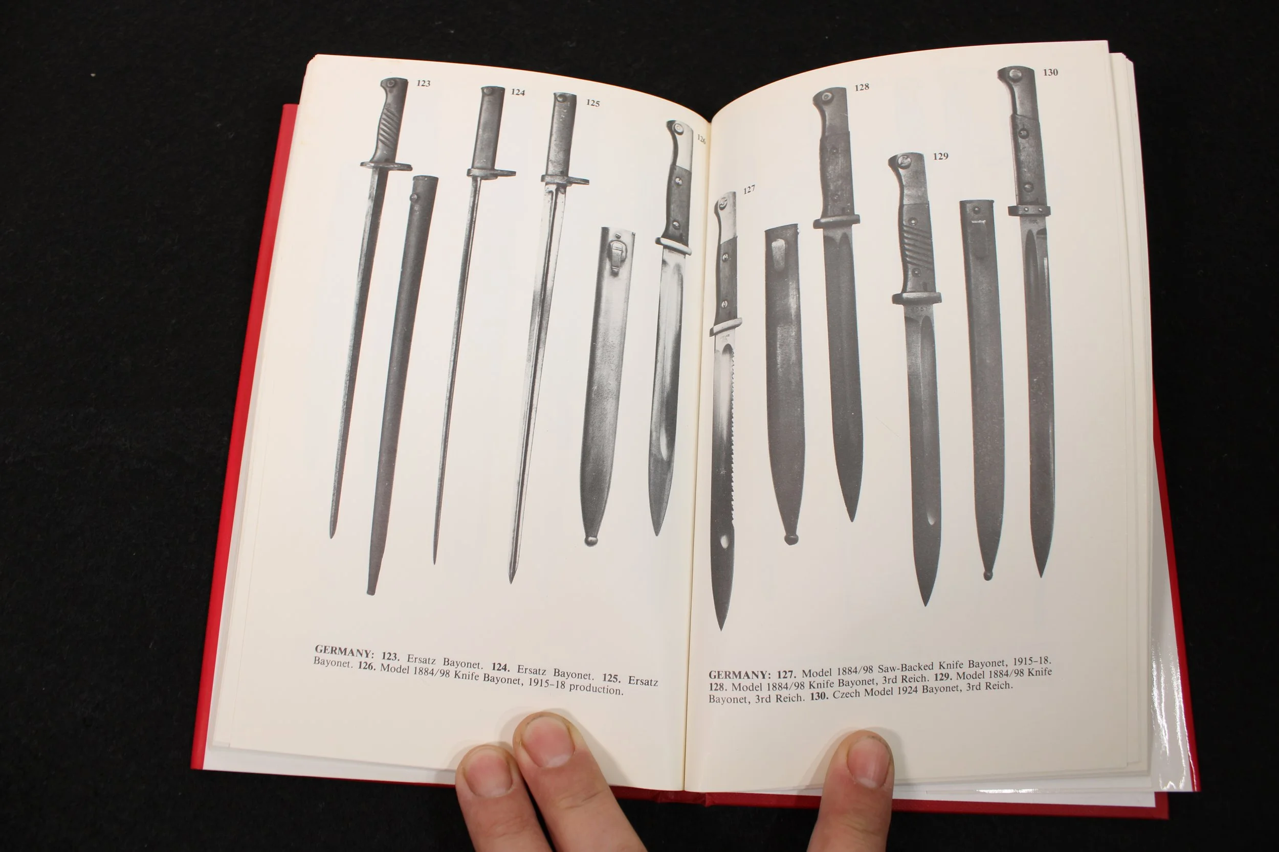 World Bayonets 1800 to the Present: An Illustrated Reference Guide for Collectors