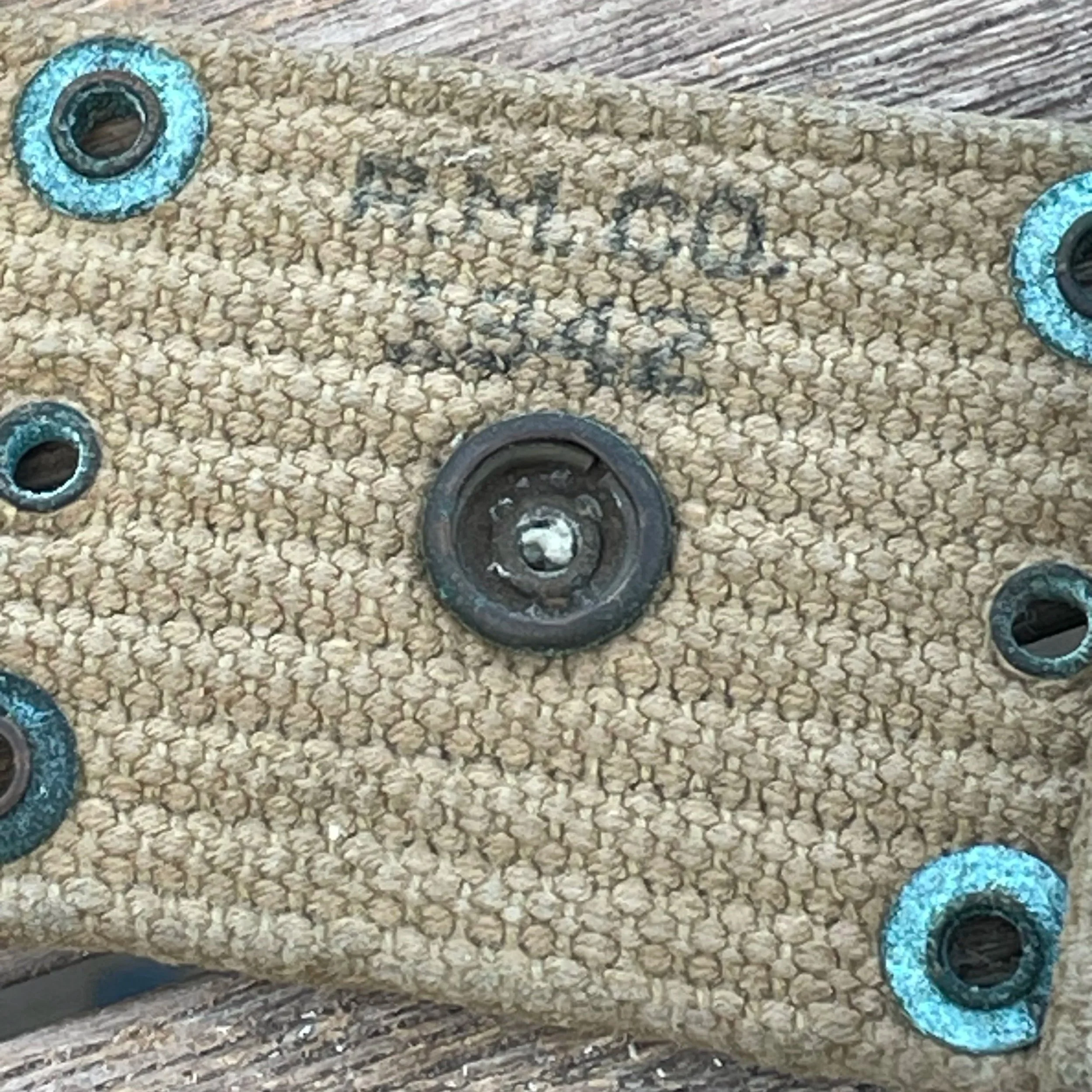 ORIGINAL US WWII Khaki Pistol Equipment Web Belt R.M. Co 1942