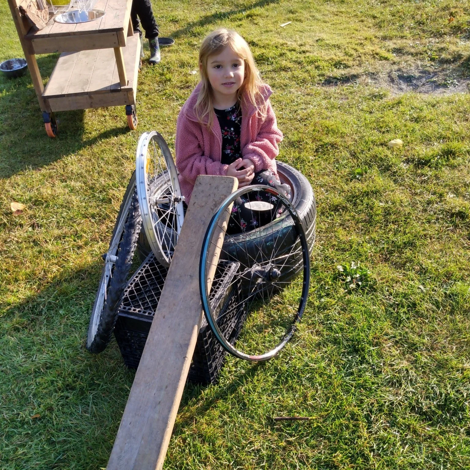 What's Up Nature Kindergarten? 🍂

The first month back to school has gone by so fast! Here is a recap of some of the amazing things our children have been up to:

🏎️ Building Cars With Repurposed Loose Parts

📋 Gone On A Larch Walk And Savenger Hu