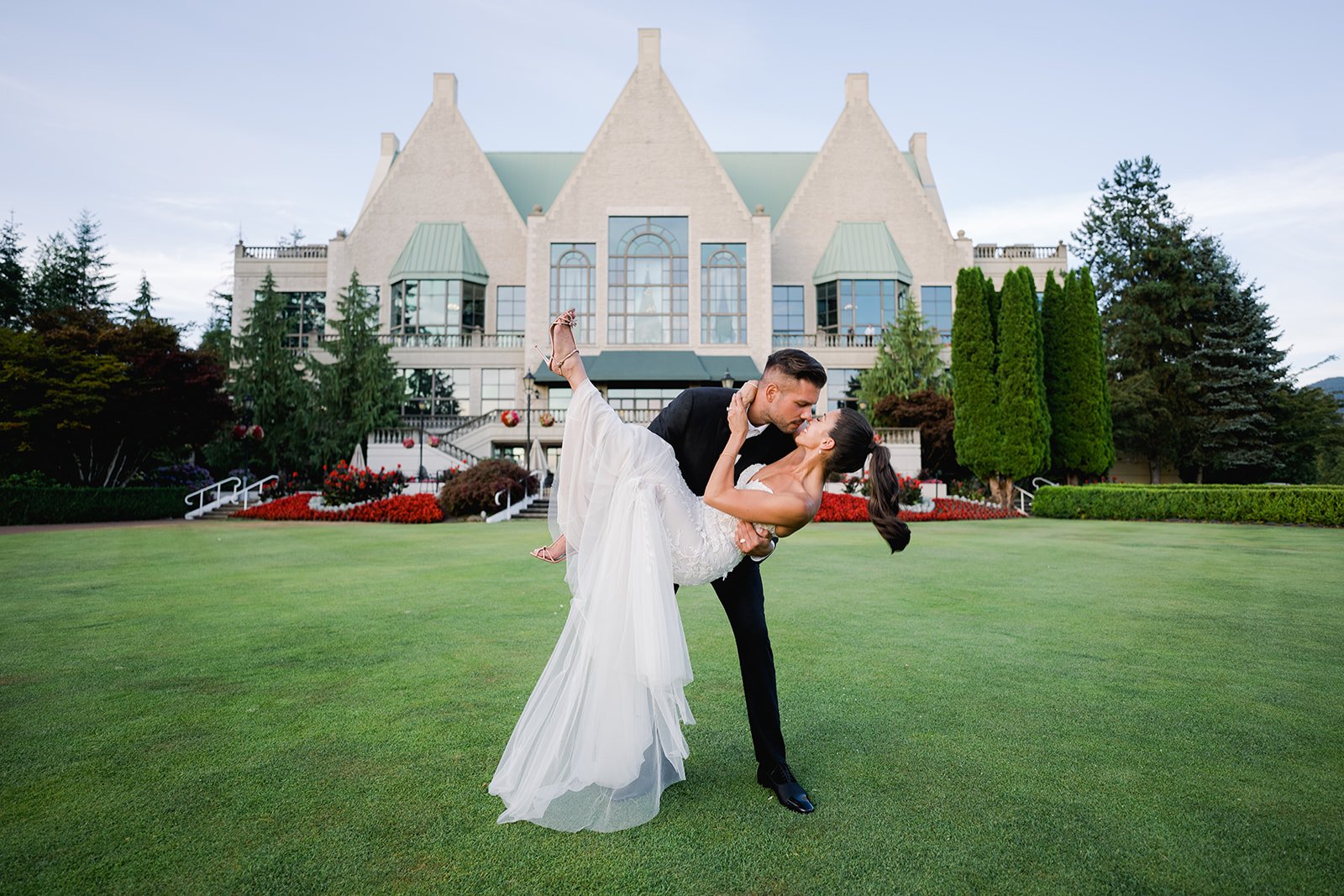 A goom dramatically dips his bride in an impressive dancemove on the lawn of Swaneset.  