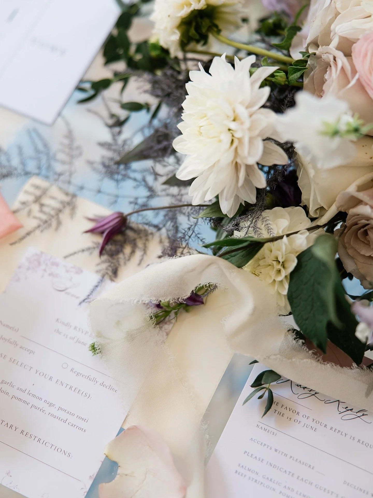 delicate ✨

#weddingdetails #florals #weddingaesthetic #aestheticweddingdetails #weddingdecor #weddingfloral