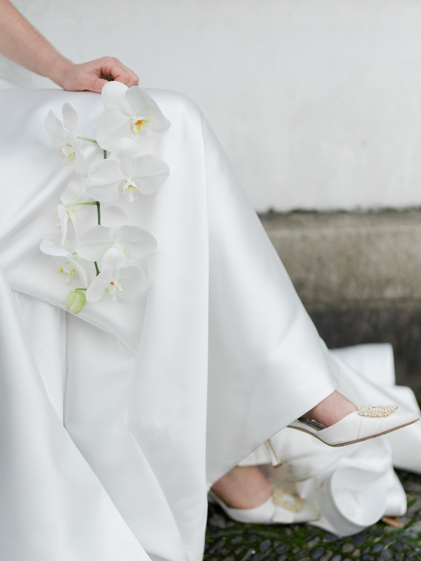 Radiant charm lighting up the day ✨

#vancouverwedding #vancouverweddingphotographer #weddingdetails #aestheticweddingphotographer #aestheticweddingshoot