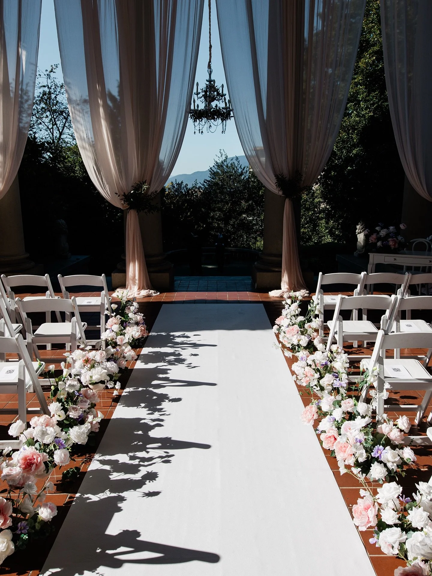 walking into forever 🤍✨

#aisleperfect #aisledecor #vancouverphotographer #aestheticvancouverwedding #aestheticdetail