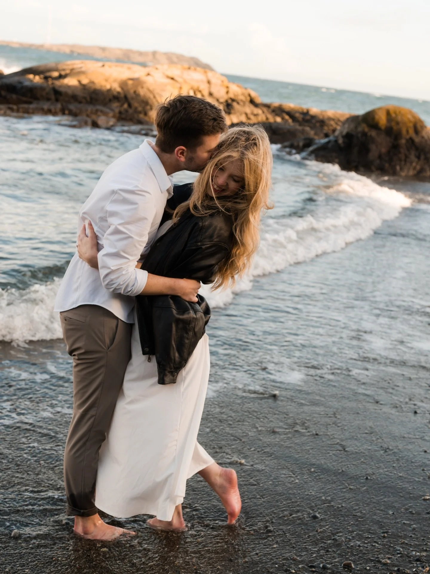 lost in the moment ✨🏹 

#aestheticengagementphotos #beachengagementphotos #candidengagementphotos #beachwedding #vancouverweddingphotographer