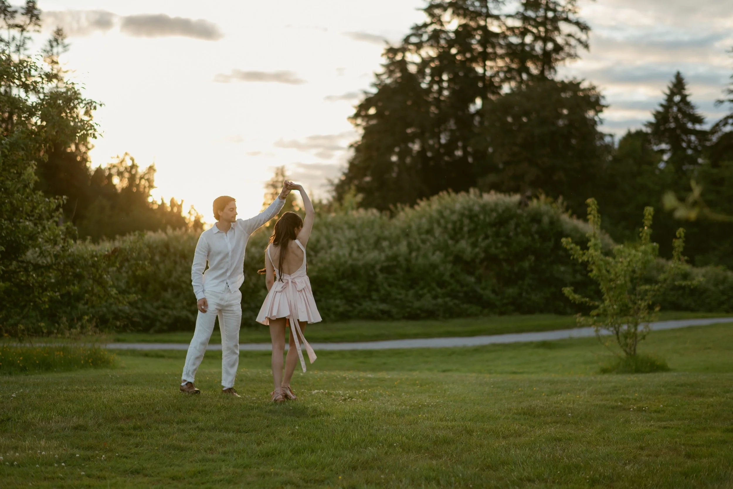 Romance looks good on them 🤍 

#vancouverengagementphotographer #vancouverengagementphotography #vancouverengagement #vancouverphotographer #vancouvercouplesphotographer