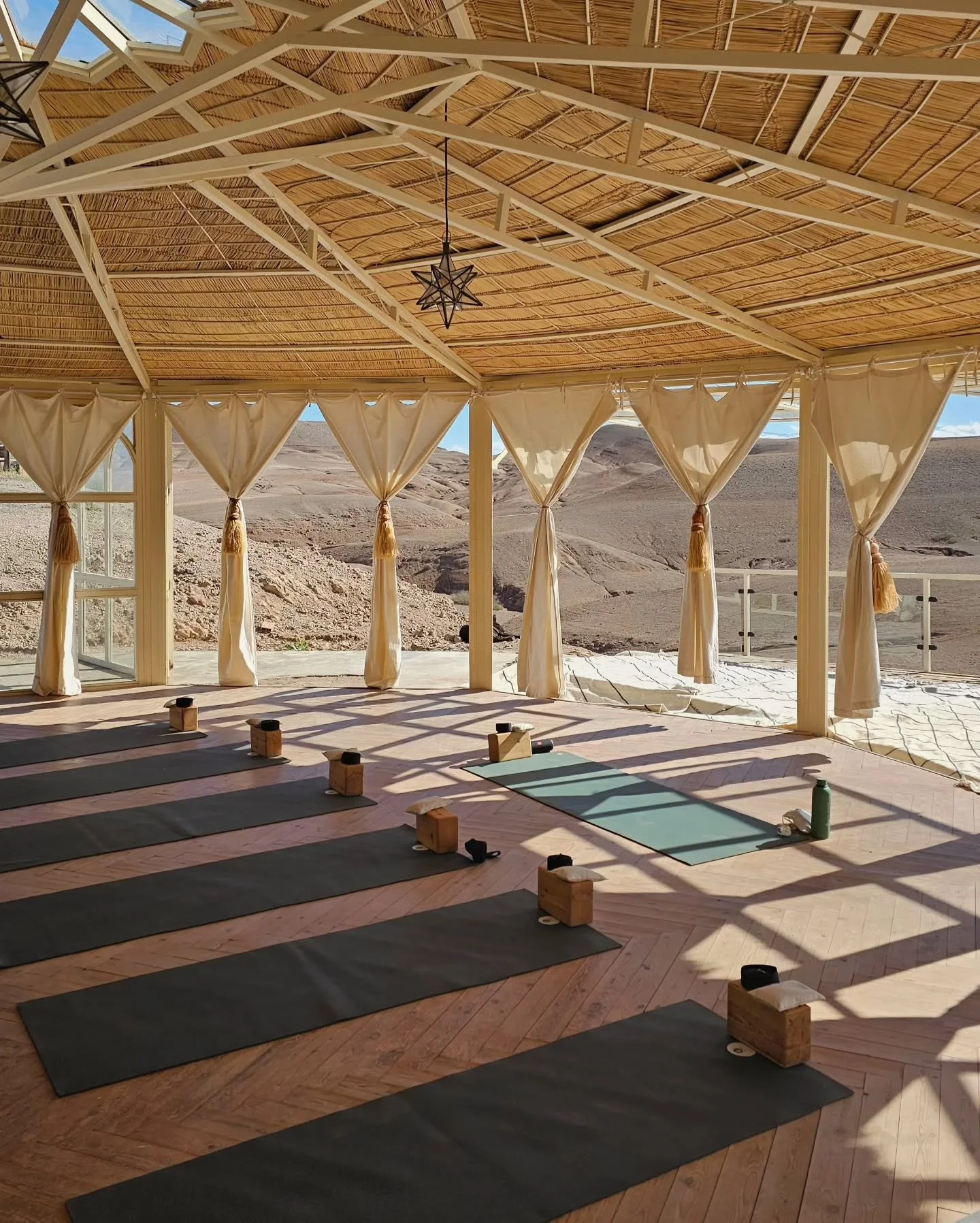 Yoga &amp; cycling &agrave; Marrakech 🌴 

Fin de la premi&egrave;re retraite en duo avec @elevatecyclemarrakech ❤️ Une semaine pour se challenger, d&eacute;couvrir et connecter toutes ensembles. 

Mille mercis &agrave; cette premi&egrave;re team. C'