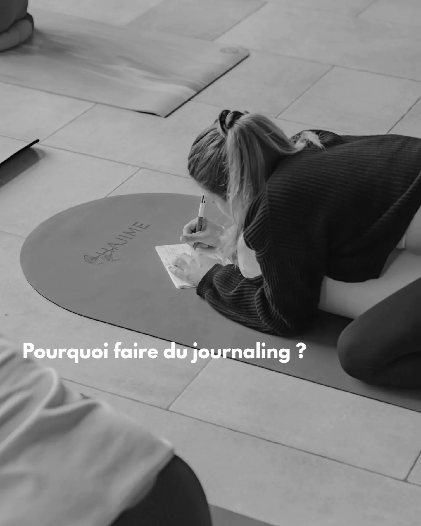 Un moment que l'on s'accorde dans nos retraites de yoga, le matin apr&egrave;s la m&eacute;ditation ✨️

 Il y a aussi le plaisir de se choisir un joli carnet et peut-&ecirc;tre y ajouter les petites choses que l'on collecte dans nos journ&eacute;es. 