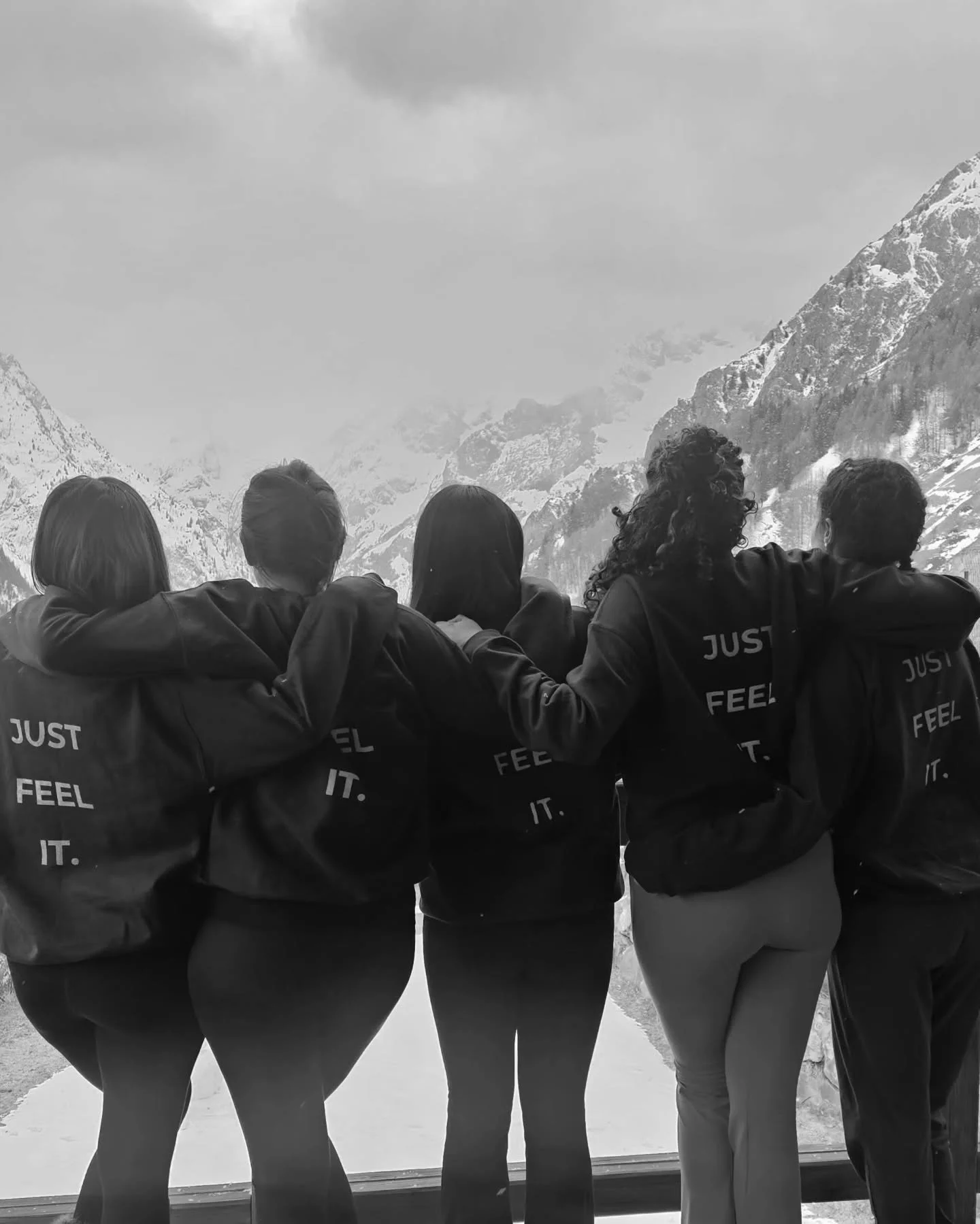 JUST FEEL IT. 
4&egrave;me jour de notre retraite de yoga aux 2Alpes dans un cadre fabuleux ✨️ 

Prochaines retraites en lien dans la bio 🧘🏽&zwj;♀️