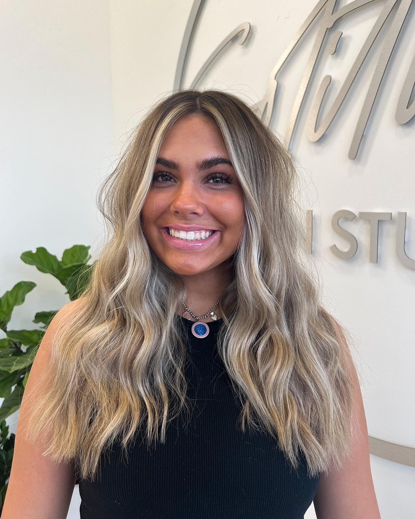 👉🏻 @madilovehair brought up her blonde, added blonde, and toned her icier!!🙌🏼
&bull;
used redken shades for all
root melted with 6n 5na
toned hair with 9p dash of 9t 9aa
toned money pieces 10p dash of 10t 9aa