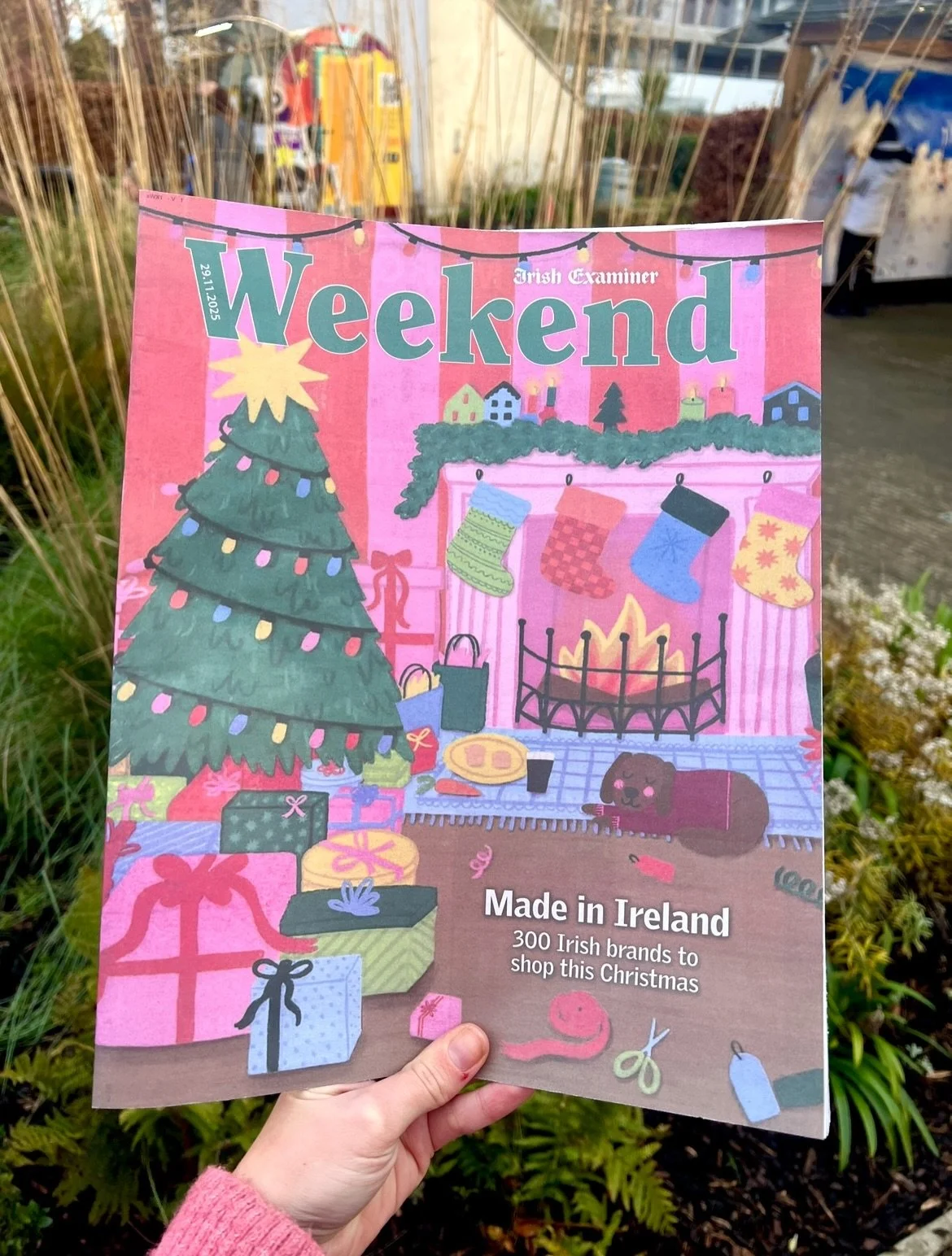 Absolutely delighted to have been asked to illustrate the cover for the @irishexaminerlifestyle Weekend Magazine Christmas Gift Guide edition 😍

We went for a cosy Christmas scene and I really love how it turned out. My first editorial illustration 