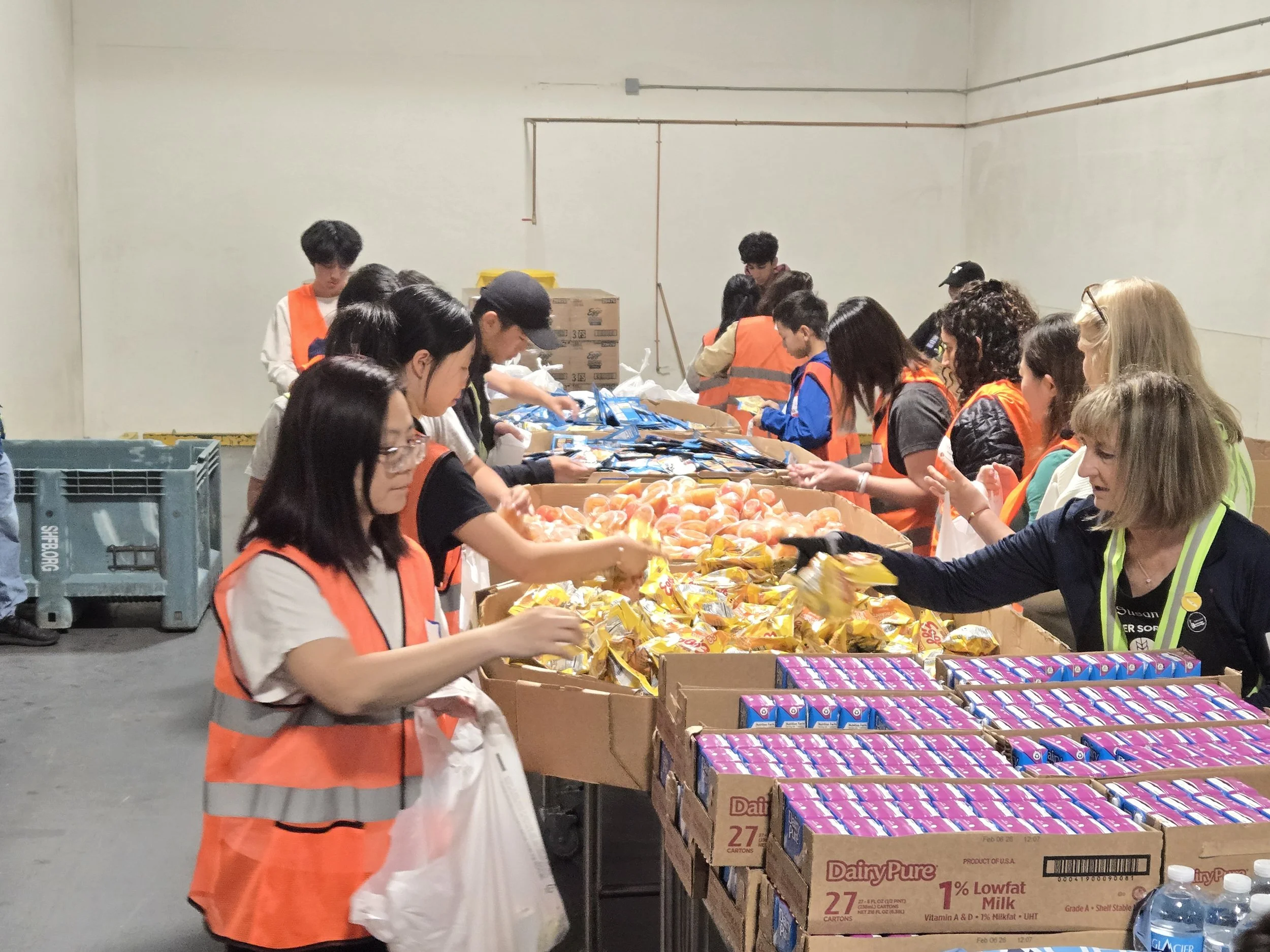  The food packing “assembly line” 