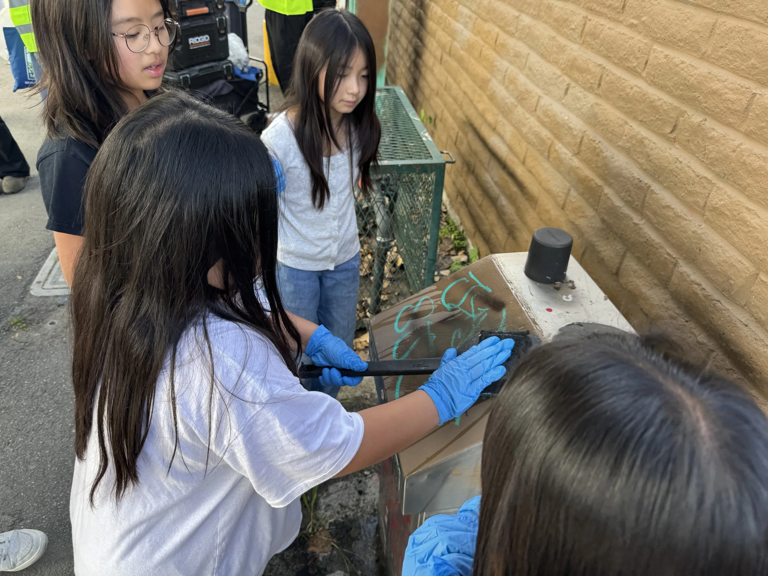  Removing graffiti 