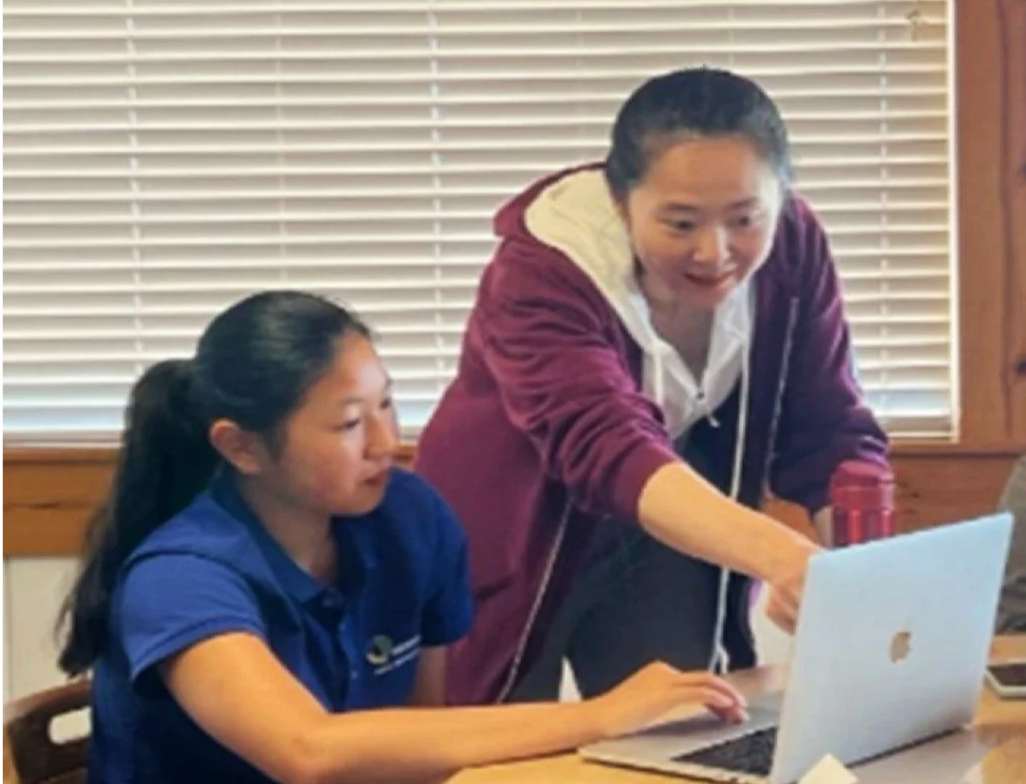  Yi is demonstrating how the chatbotresponds to prompts 