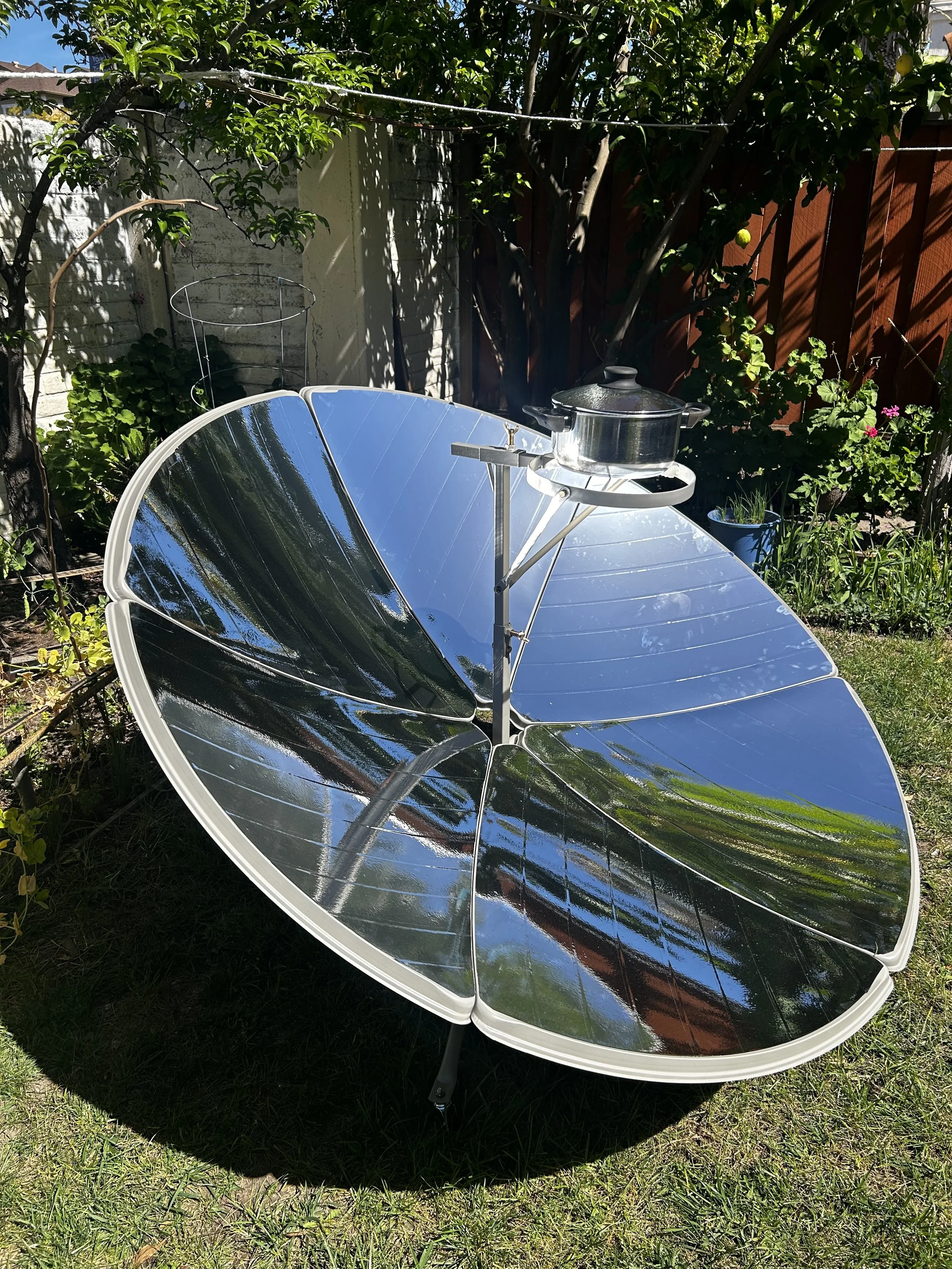  Assembled solar cooker 