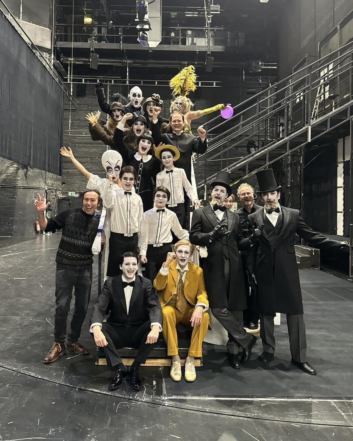 Das Team der 150. Vorstellung von &bdquo;Die Zauberfl&ouml;te&ldquo; der Komischen Oper

Nach dem Auftritt beginnt die Party!

@komischeoperberlin #Mozart
#DieZauberfl&ouml;te #Tamino
#hermanxsgatell