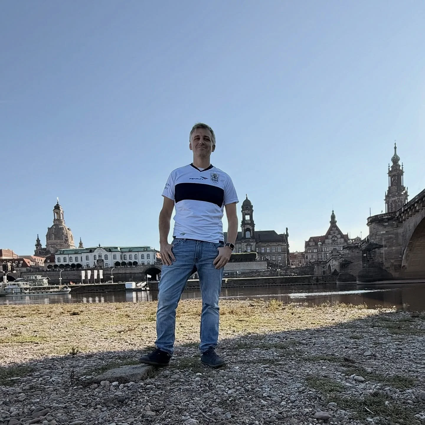 Un tripero en Dresden 
🐺⬜️🟦⬜️
Desde el lecho del Elba, a pocos pasos de la Semperoper donde hoy hacemos la cuarta funci&oacute;n de Falstaff

#UnTriperoPorElMundo 
#dalelobo #ArribaGimnasia #cabezadefulbo

@gimnasia_oficial 
@triperos_de_europa 
@m