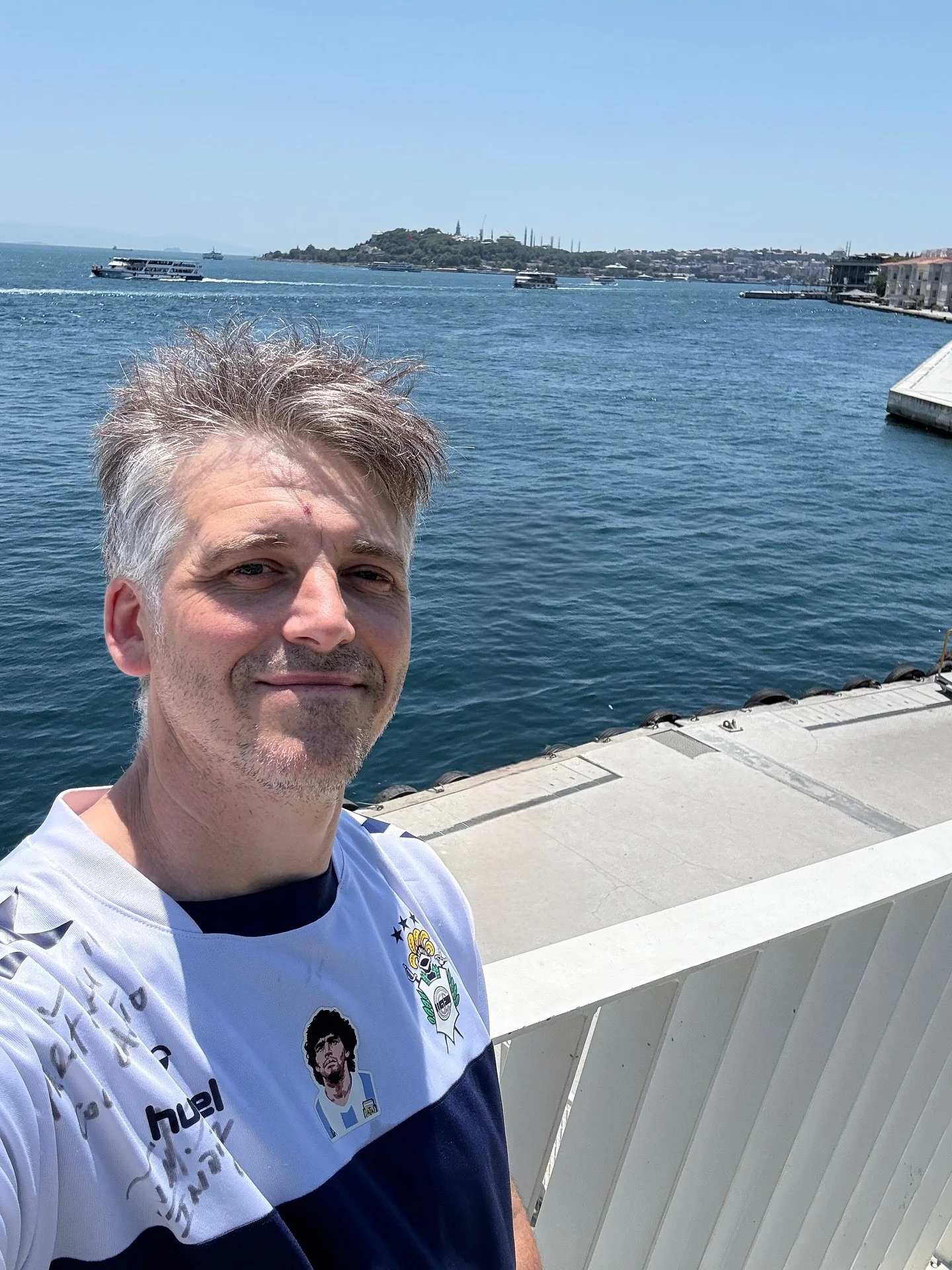 &iexcl;Hoy juega Gimnasia! ⬜️🟦⬜️
La foto es de hace unas semanas cuando estuve en Estambul, pero todav&iacute;a est&aacute; vigente 😁 &iexcl;Dale Lobo! 🐺 

Un tripero en el B&oacute;sforo
@istanbulmuzikfestivali 

#UnTriperoPorElMundo 
#dalelobo #