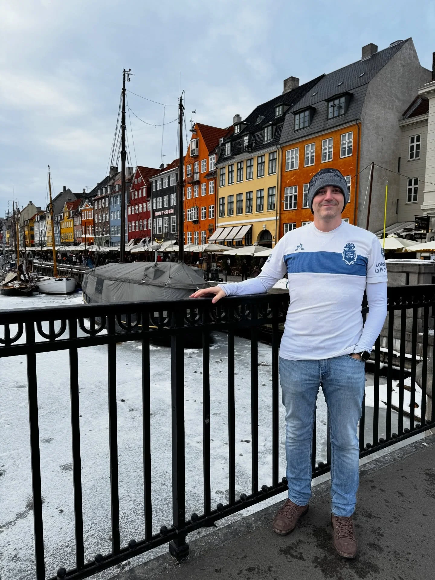 🐺⬜️🟦⬜️
Un tripero en Nyhavn, el Puerto Nuevo de Copenhague. Al otro lado del puerto est&aacute; la Operaen, donde en unos minutos hacemos la tercera funci&oacute;n de Dialogues des Carm&eacute;lites!

#UnTriperoPorElMundo 
#dalelobo #ArribaGimnasia