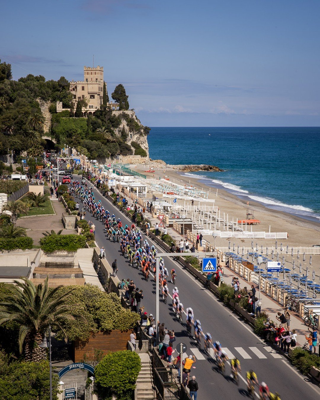 While chilling on a balcony this afternoon I somehow ended up watching Stage 4 of Giro d'Italia. 🚴🤷&zwj;♀️

#finaleligure #roadbikes #giroditalia #roadcycling #liguria #roadrace #race #italy #justajeskova