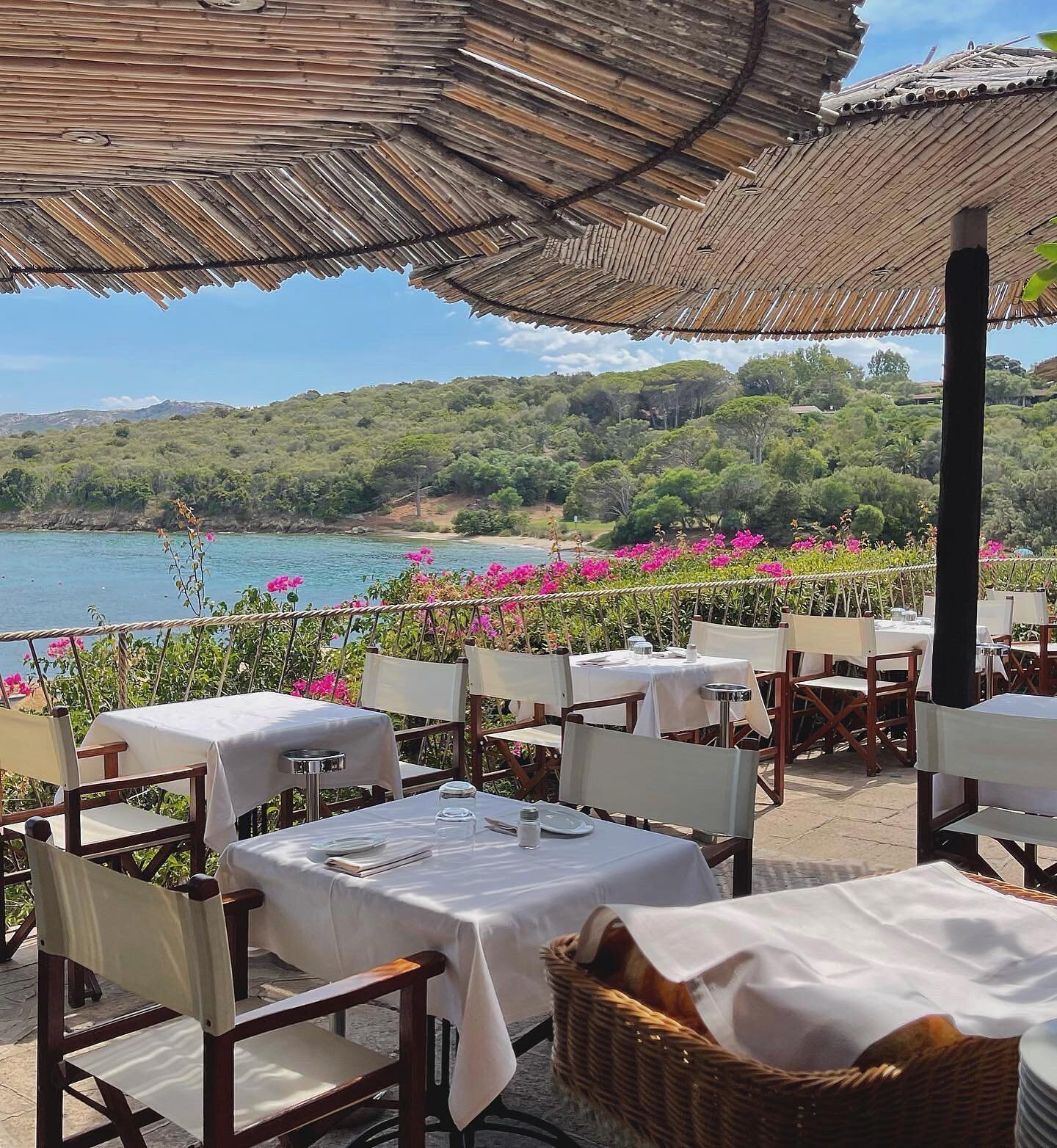 A memorable lunch at @il_paguro_ristorante located in the Cala Capra Marina in Palau, Sardinia. An exceptional solution for those travelling by boat with the yatch marina located steps away. 
Its terrace overlooks the crystalline blue sea of Northern