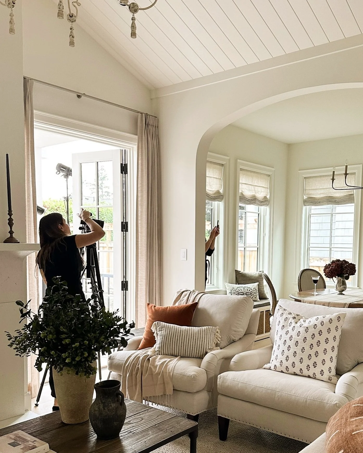 Behind the scenes on a shoot with @tina_emapeterphoto  for this charming home in Dundarave. 

Interior Design: @vaniapecchiainteriors 
Home Build: @divanohomes 
Styling: @kimberlyjoneslifestyle @tonio_a
