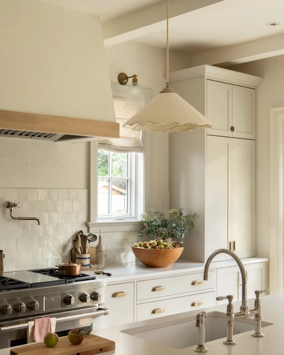 With fall around the corner, this kitchen feels like the perfect place to come home after a day of apple picking. Crisp air, warm light, and the scent of apple galette fresh from the oven. 

🍎 A little tidbit: that bowl is filled with over 100 apple