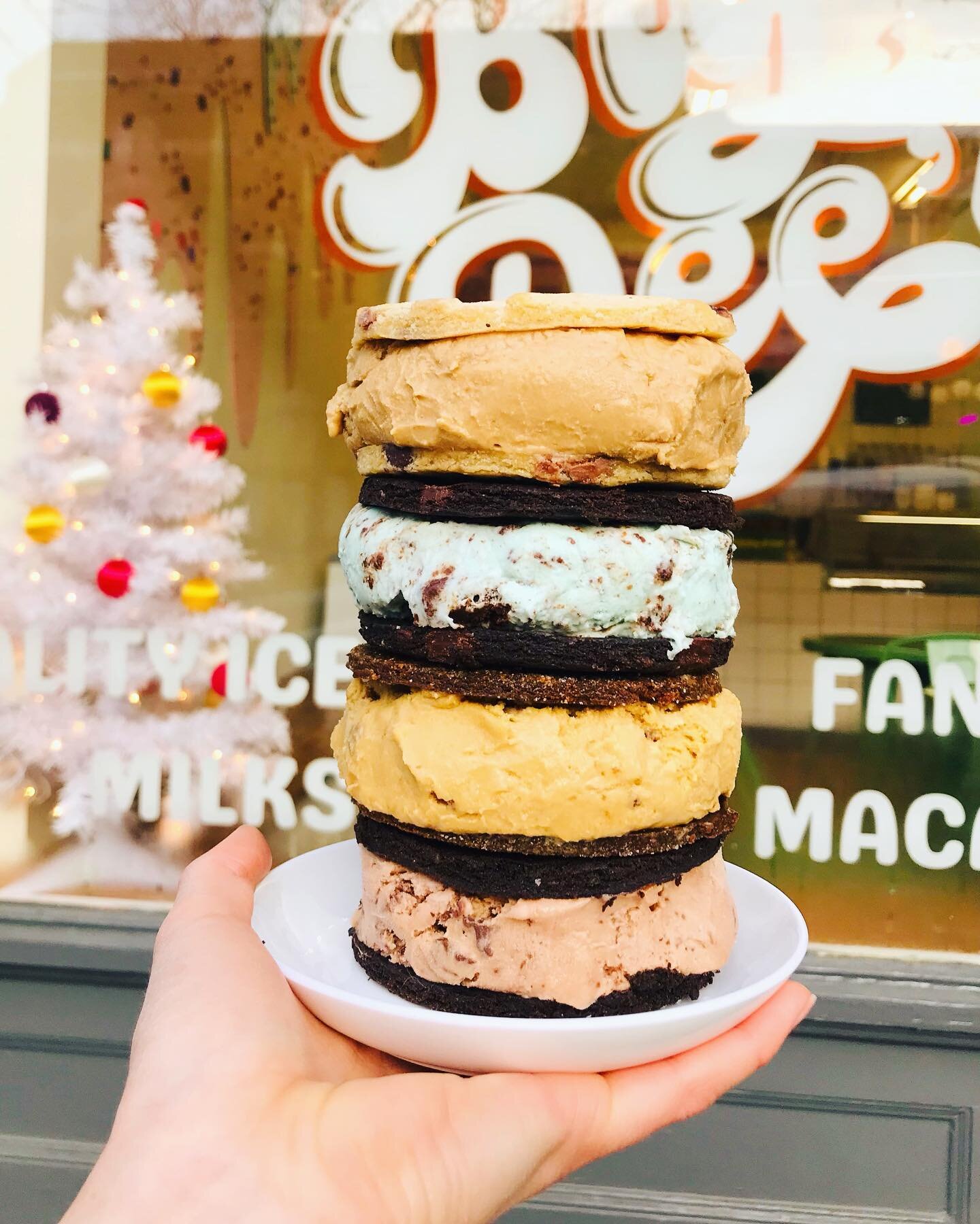 🎄Ice Cream Sammie drop XXXmas Edition🎄🎅🏻 Featuring:

Coffee &amp; Bailey&rsquo;s Choco Chip
Vegan Mint Brownie
Gingerbread Cookie Dough
Nutella Brownie

Santa&rsquo;s favourite kinds! Get in here!