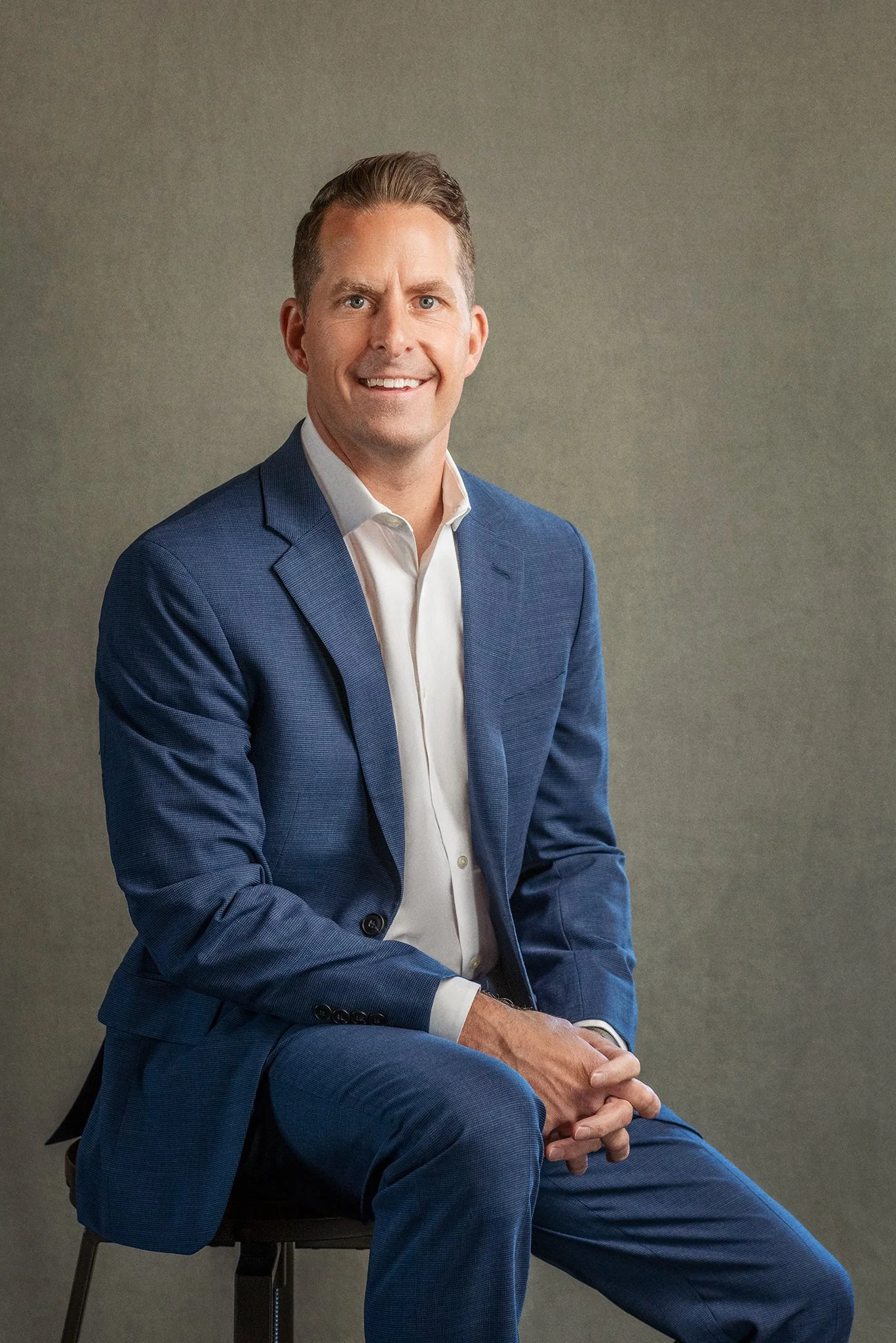 mens-business-headshot-suit-waukesha-erin-beckett.jpg